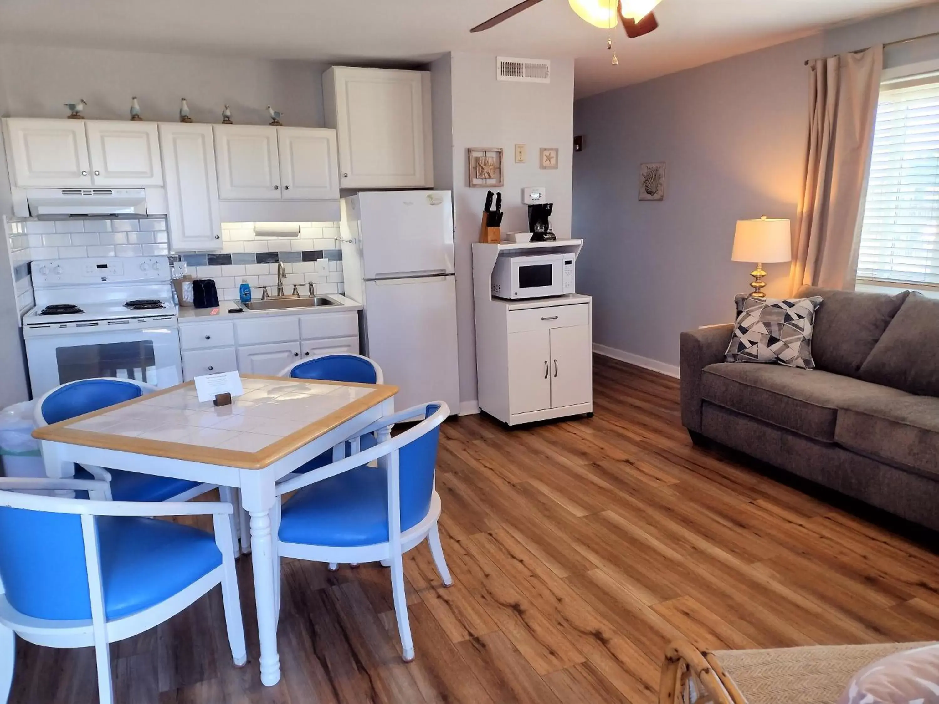 kitchen, Kitchen/Kitchenette in Sandpeddler Inn and Suites