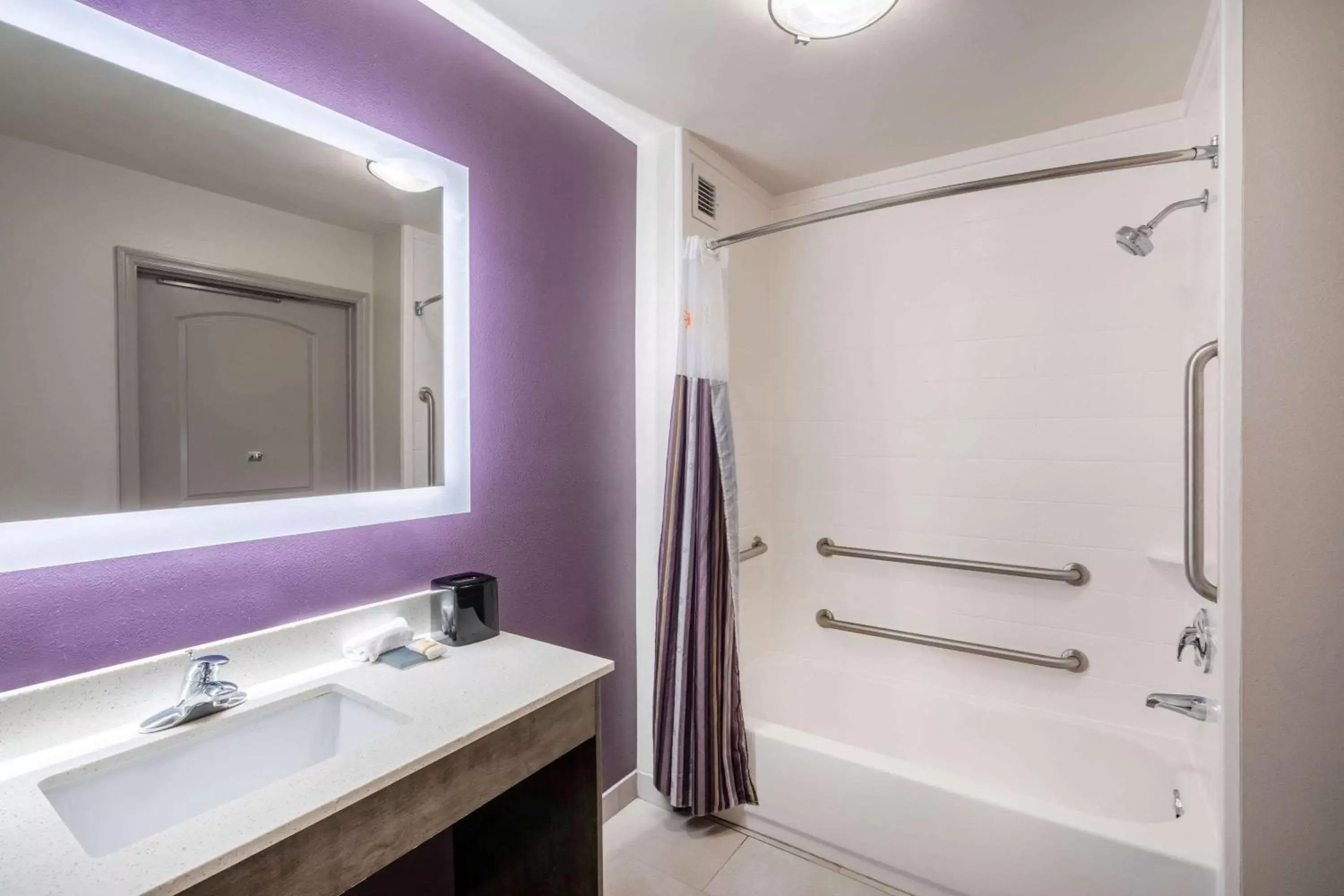 Bathroom in La Quinta by Wyndham Chattanooga - Lookout Mtn
