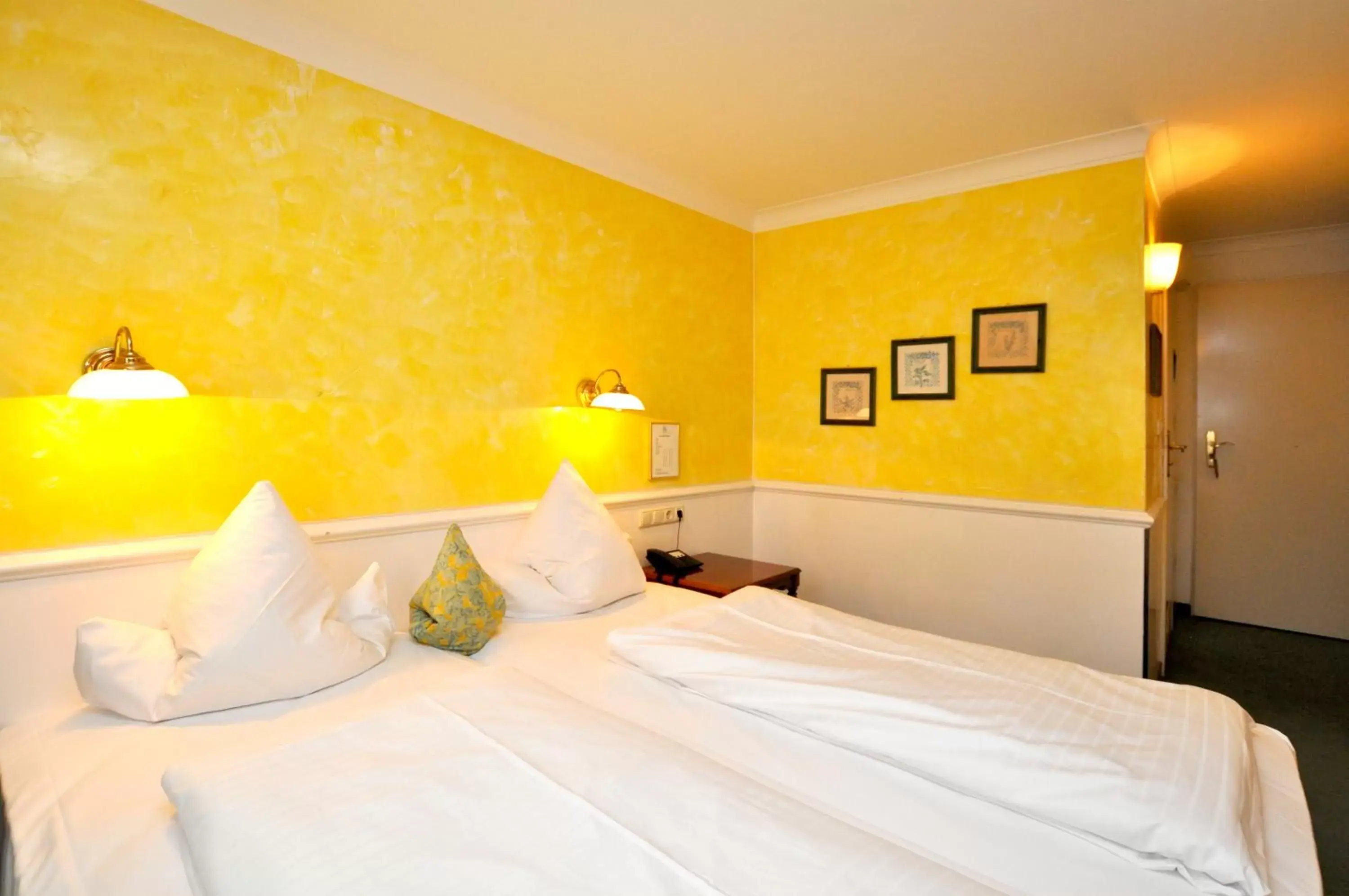 Bed in Hotel Altmünchen by Blattl