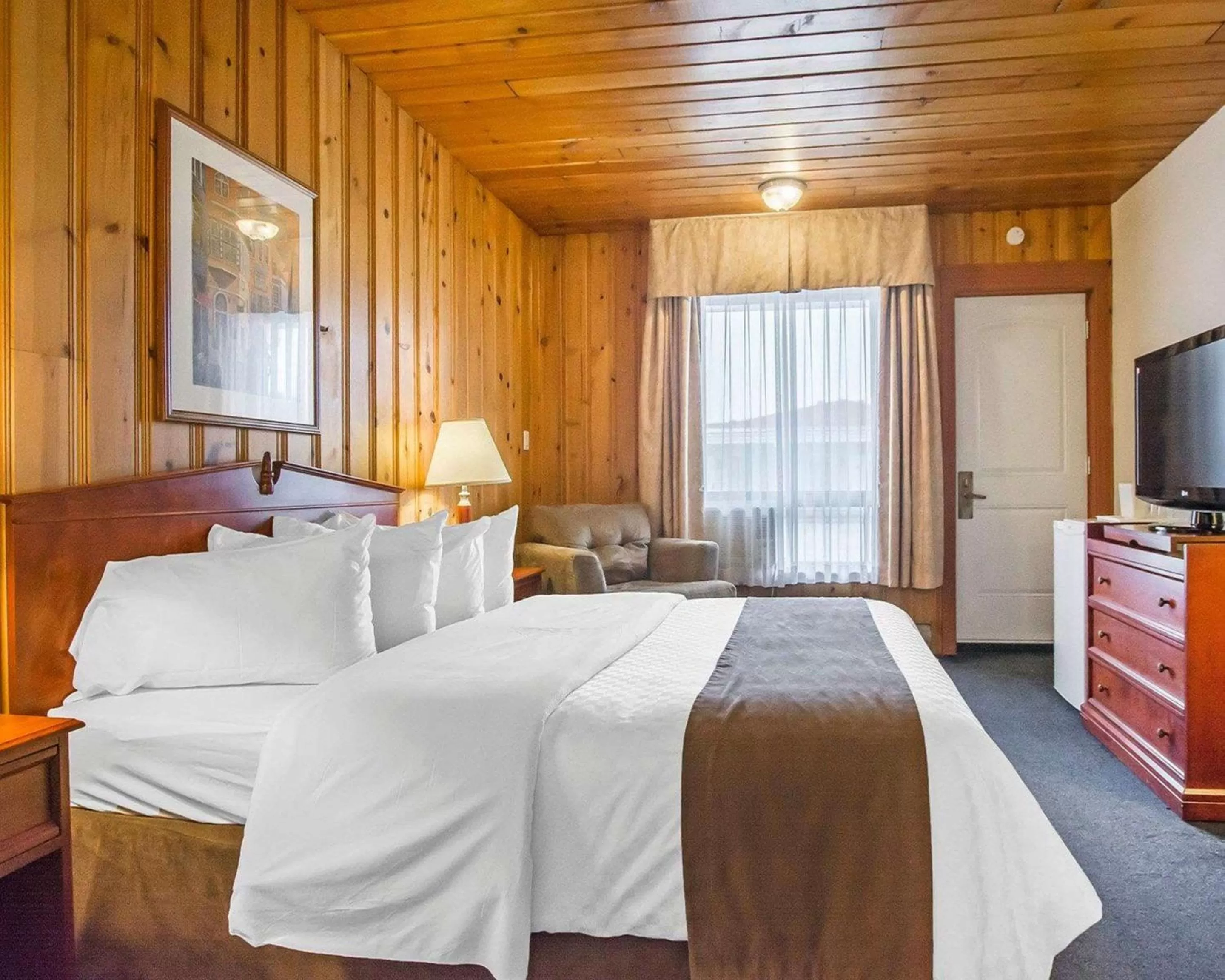 Photo of the whole room, Bed in Econo Lodge Forestville