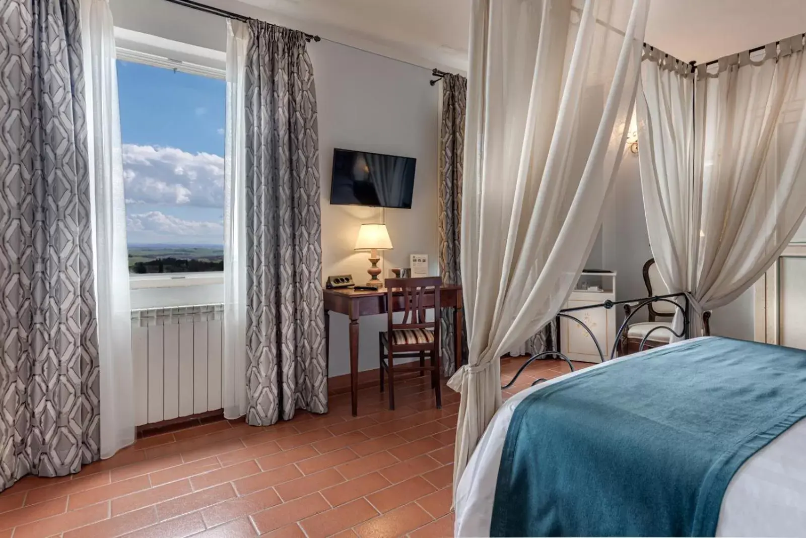 TV and multimedia, Bed in Hotel Palazzo di Valli