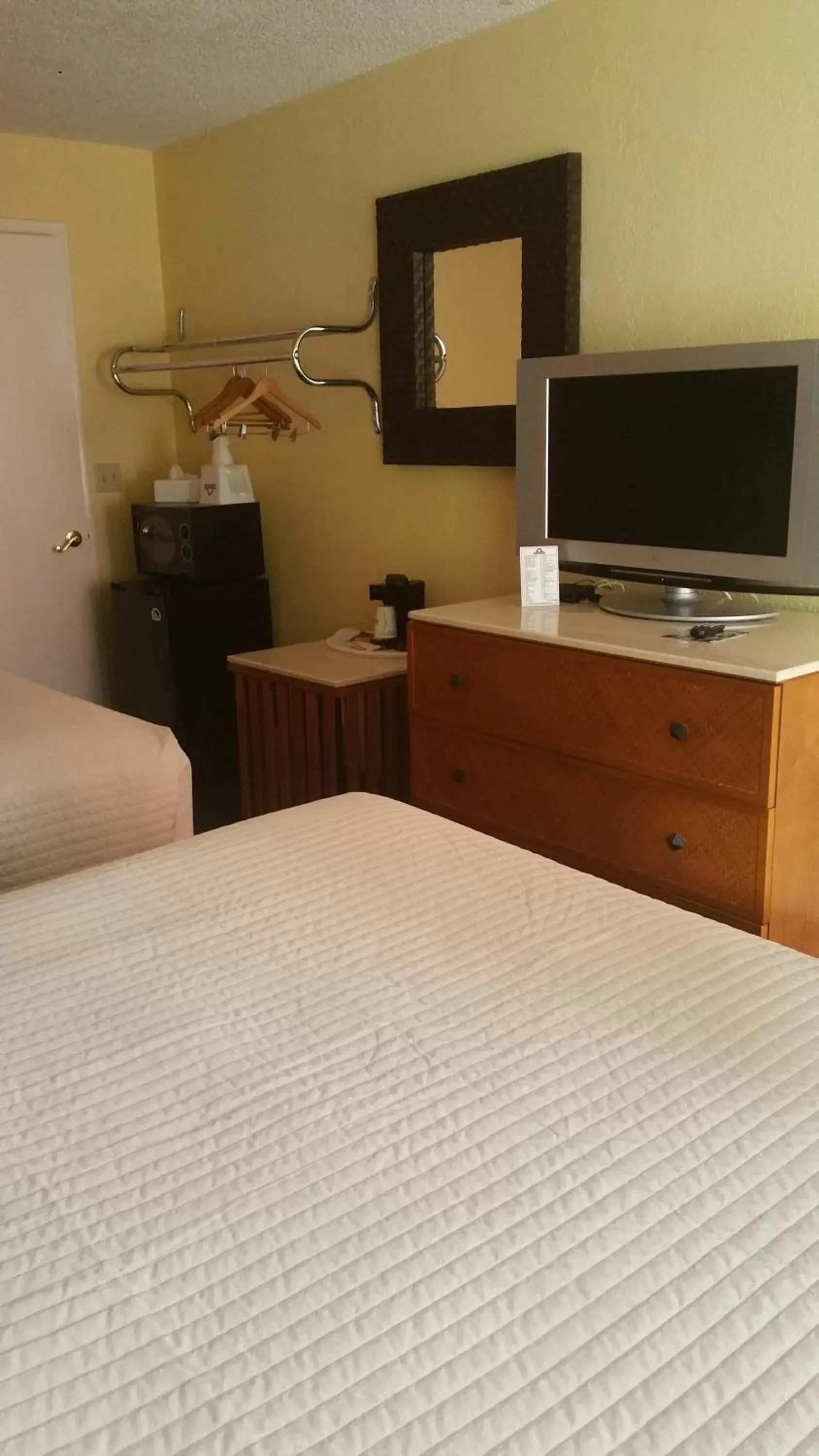 Bedroom, TV/Entertainment Center in Days Inn by Wyndham Cocoa Cruiseport West At I-95/524