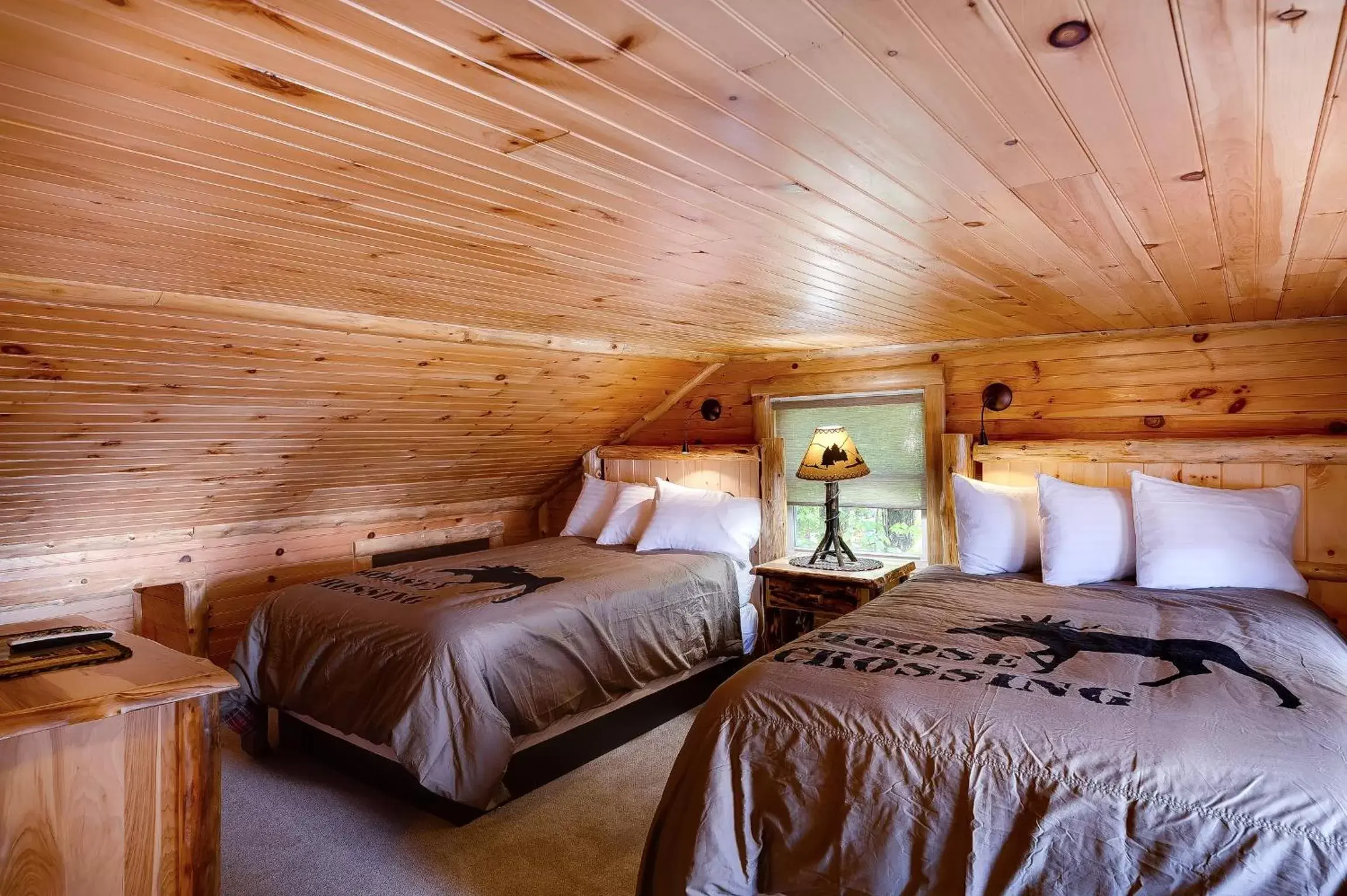 Bedroom, Bed in Cobble Mountain Lodge