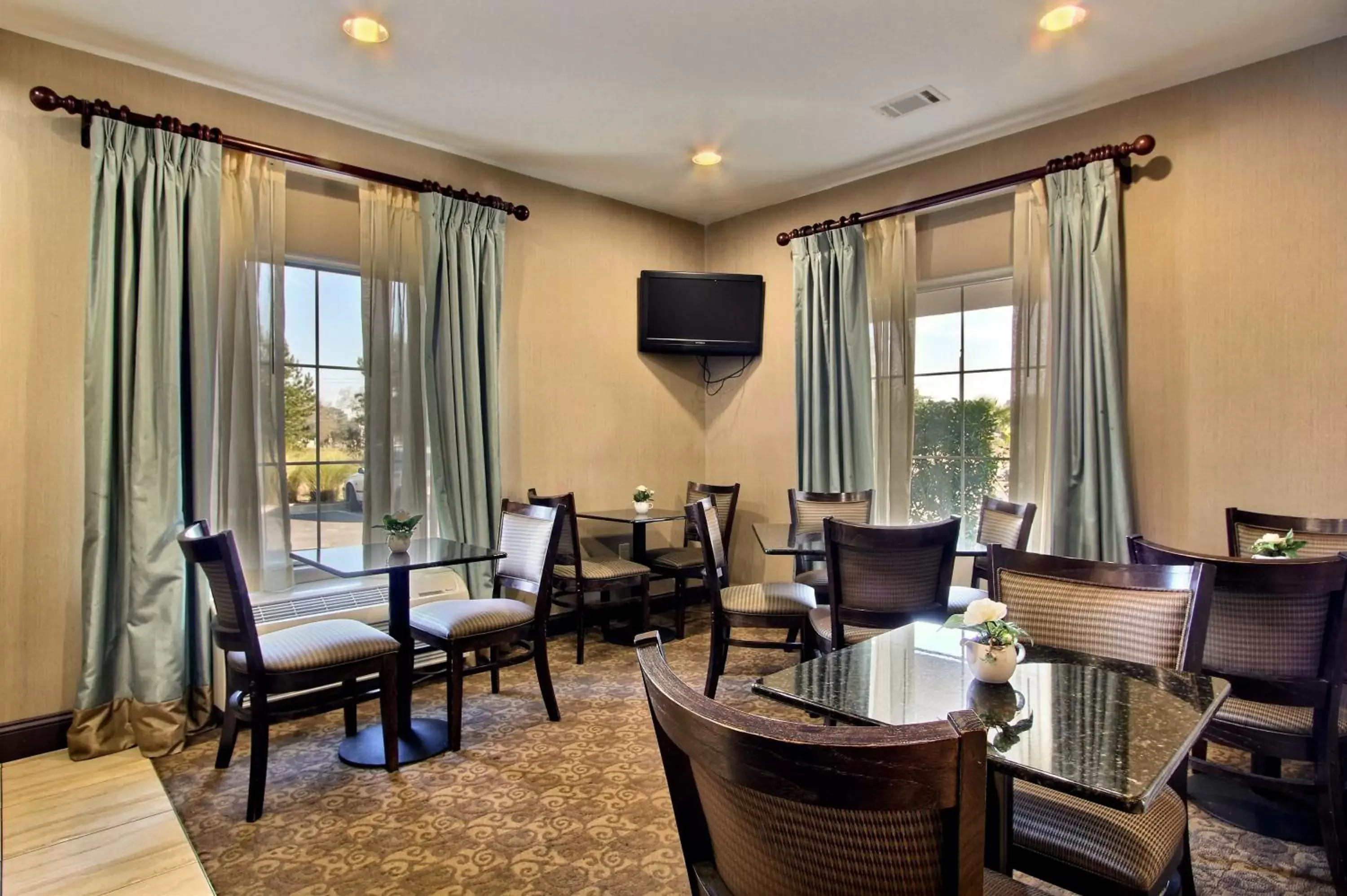 Restaurant/places to eat in Magnolia Inn and Suites Pooler Restaurant/places to eat in Magnolia Inn and Suites Pooler