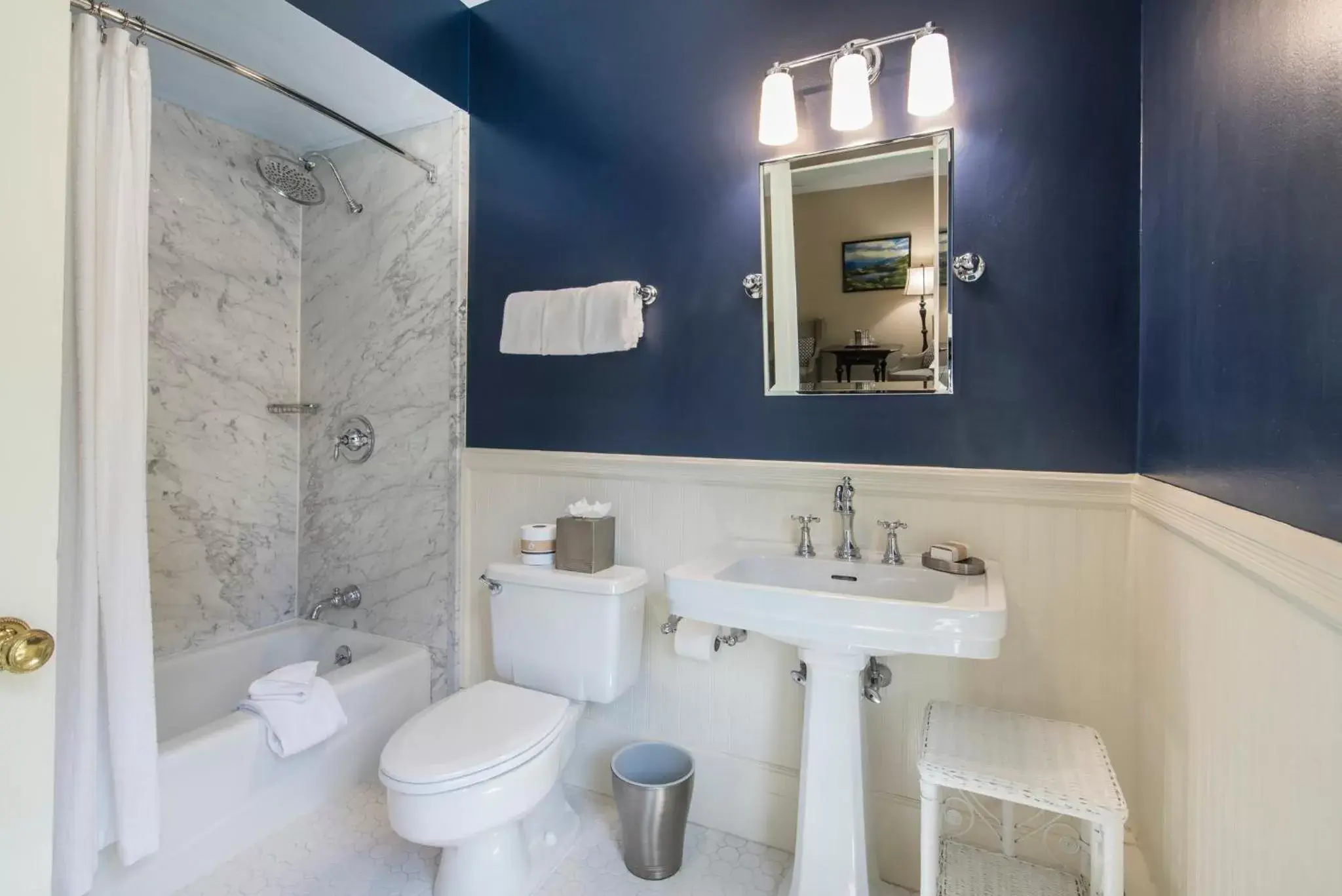 Bedroom, Bathroom in Omni Bretton Arms Inn at Mount Washington Resort