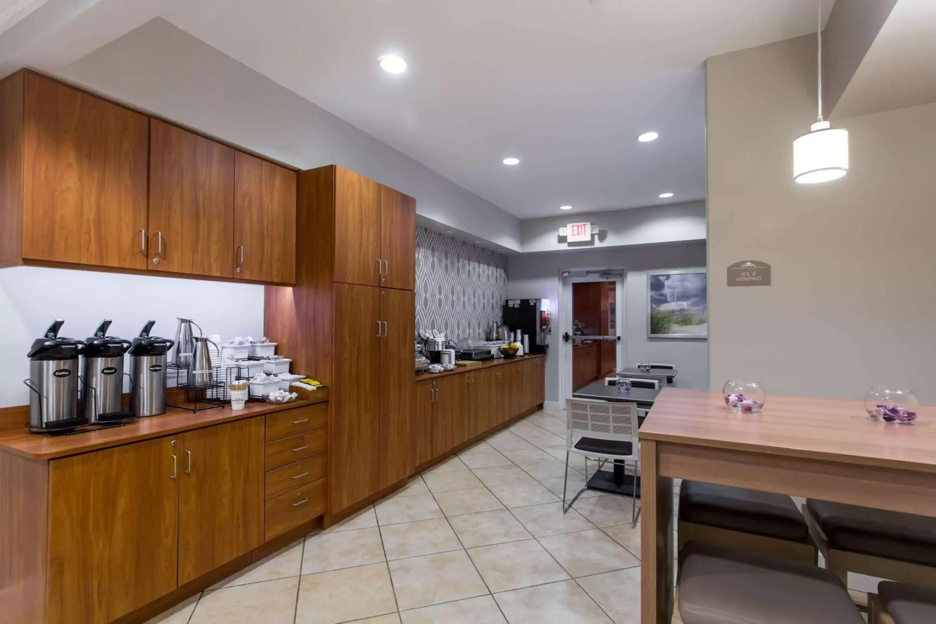 Restaurant/places to eat, Kitchen/Kitchenette in Microtel Inn and Suites by Wyndham Port Charlotte