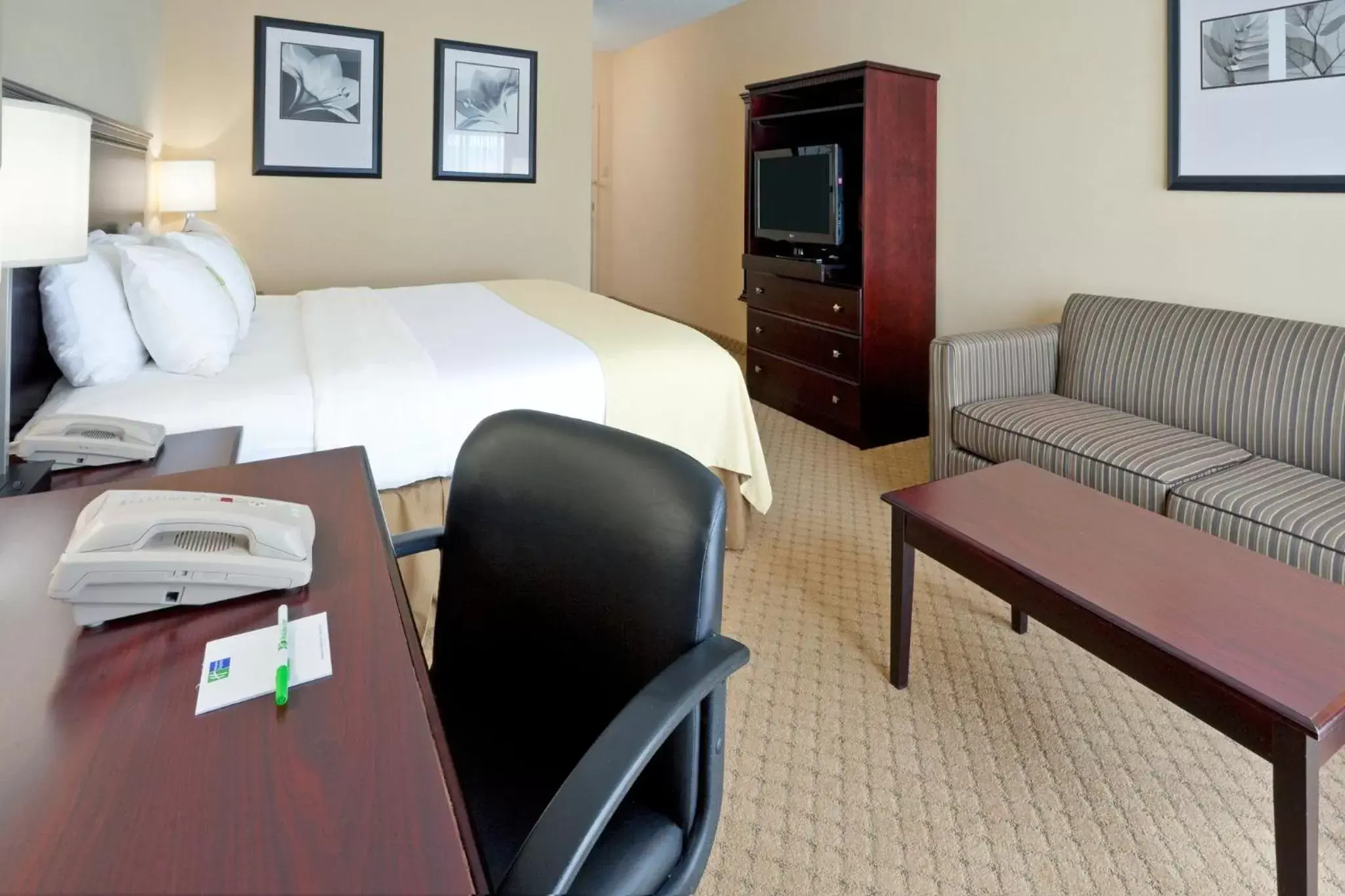 Photo of the whole room in Holiday Inn South Plainfield-Piscataway, an IHG Hotel