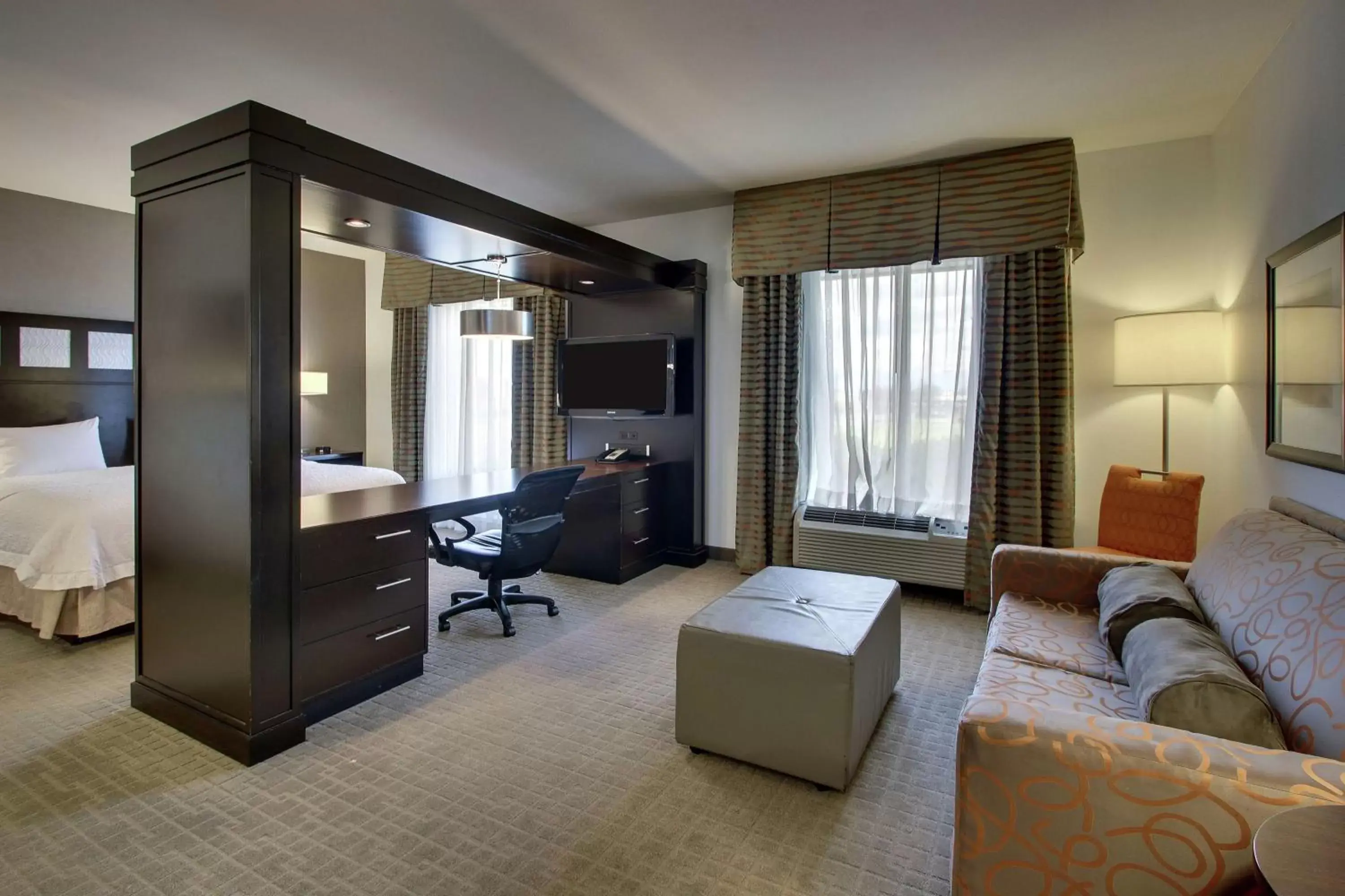 Bedroom, Seating Area in Hampton Inn & Suites Shreveport