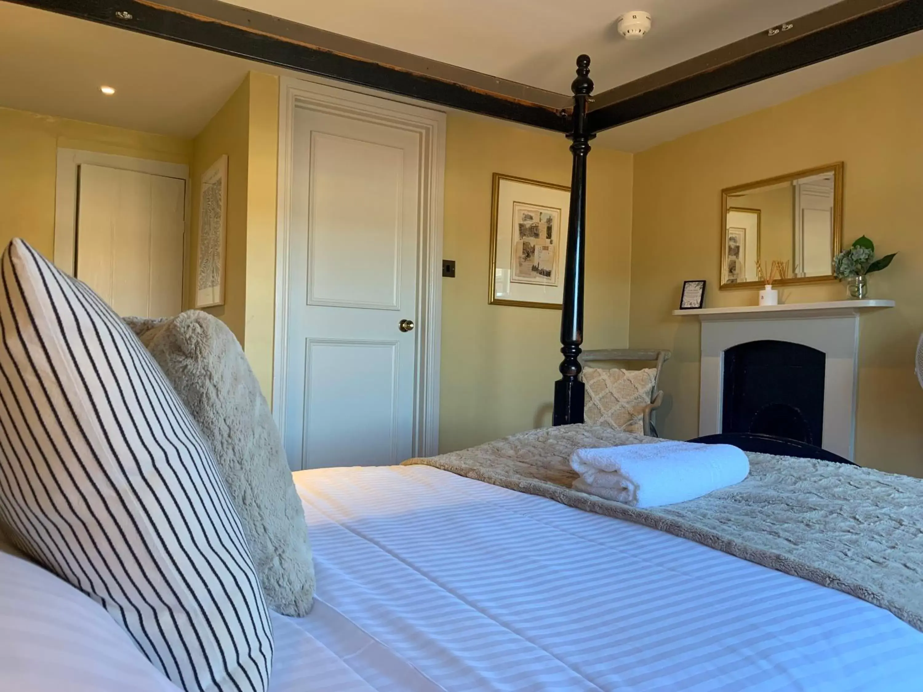 Bedroom, Bed in The Black Swan Inn