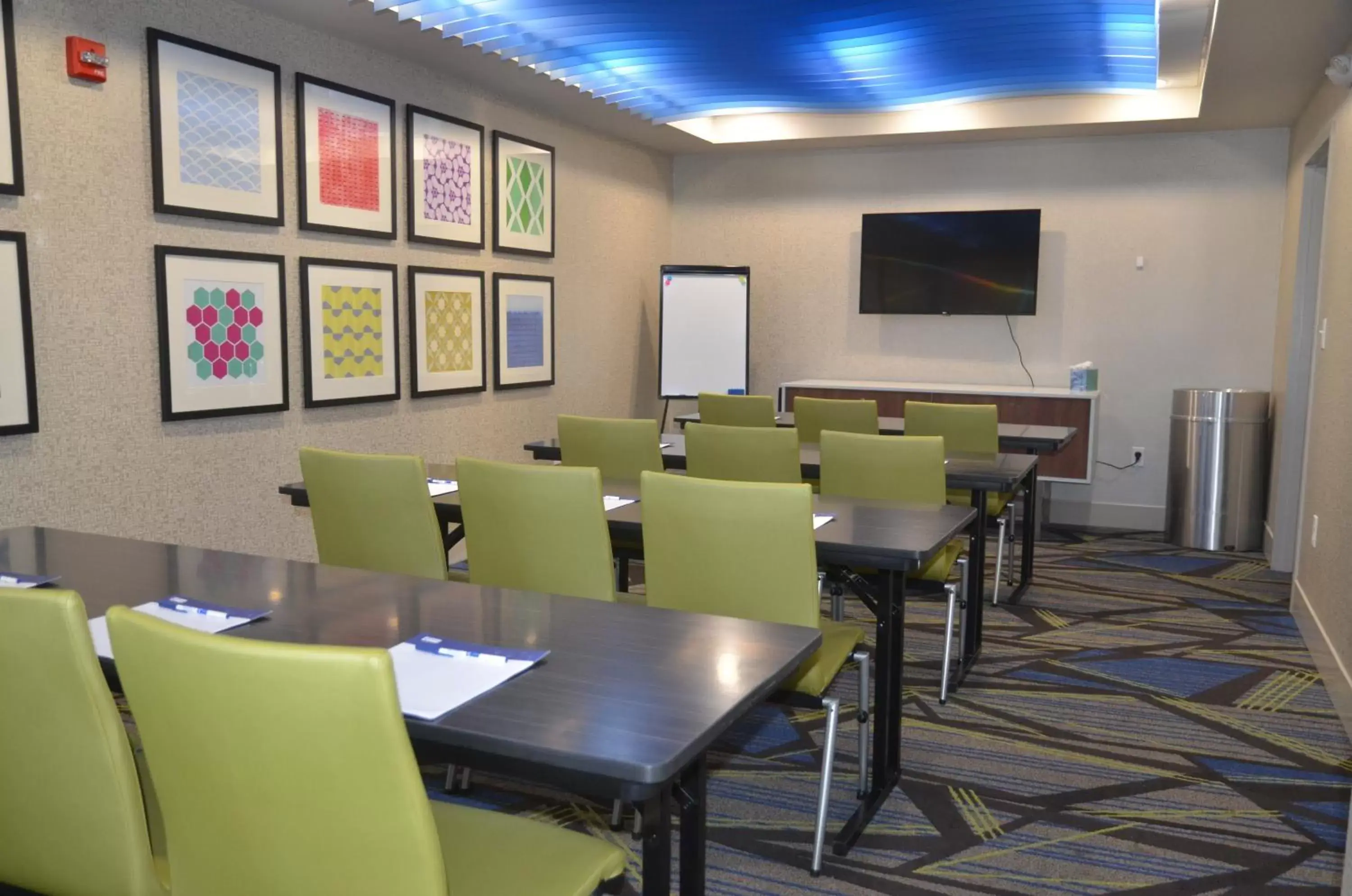 Meeting/conference room in Holiday Inn Express Hotel & Suites Rochester, an IHG Hotel