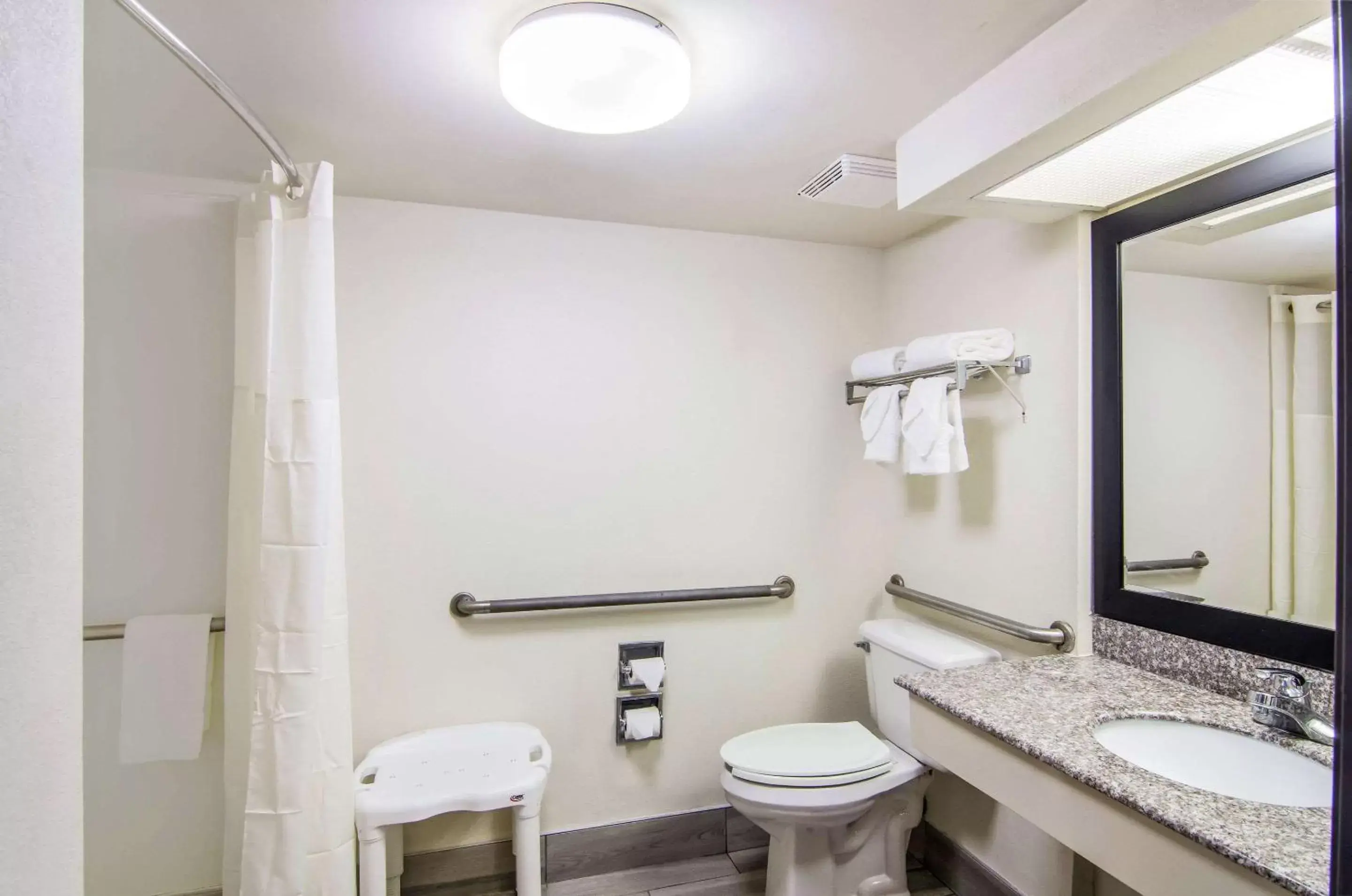 Bedroom in Quality Inn near University of Mobile Bedroom in Quality Inn near University of Mobile