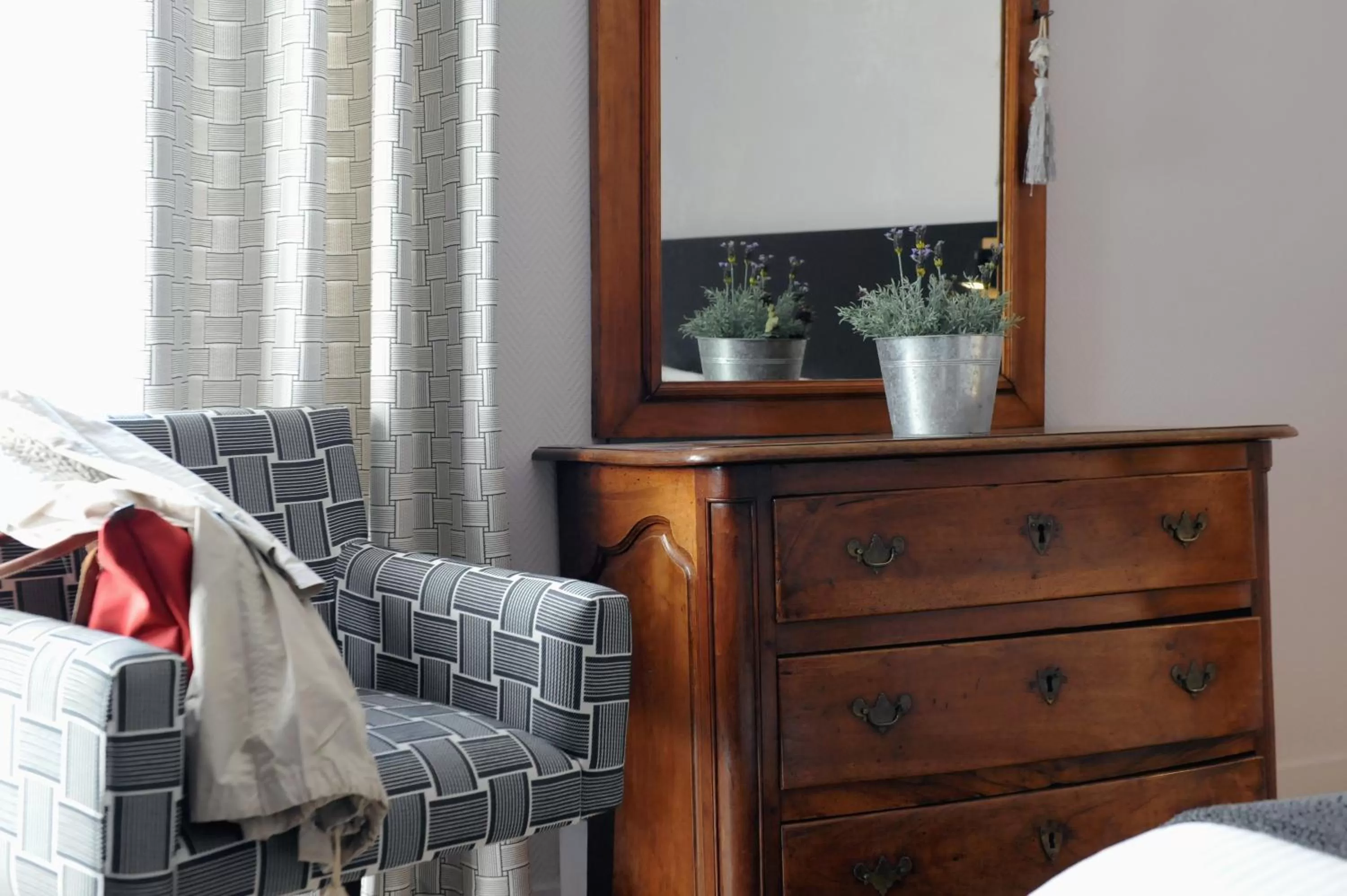 Decorative detail, Bed in Logis Hôtel du Chêne
