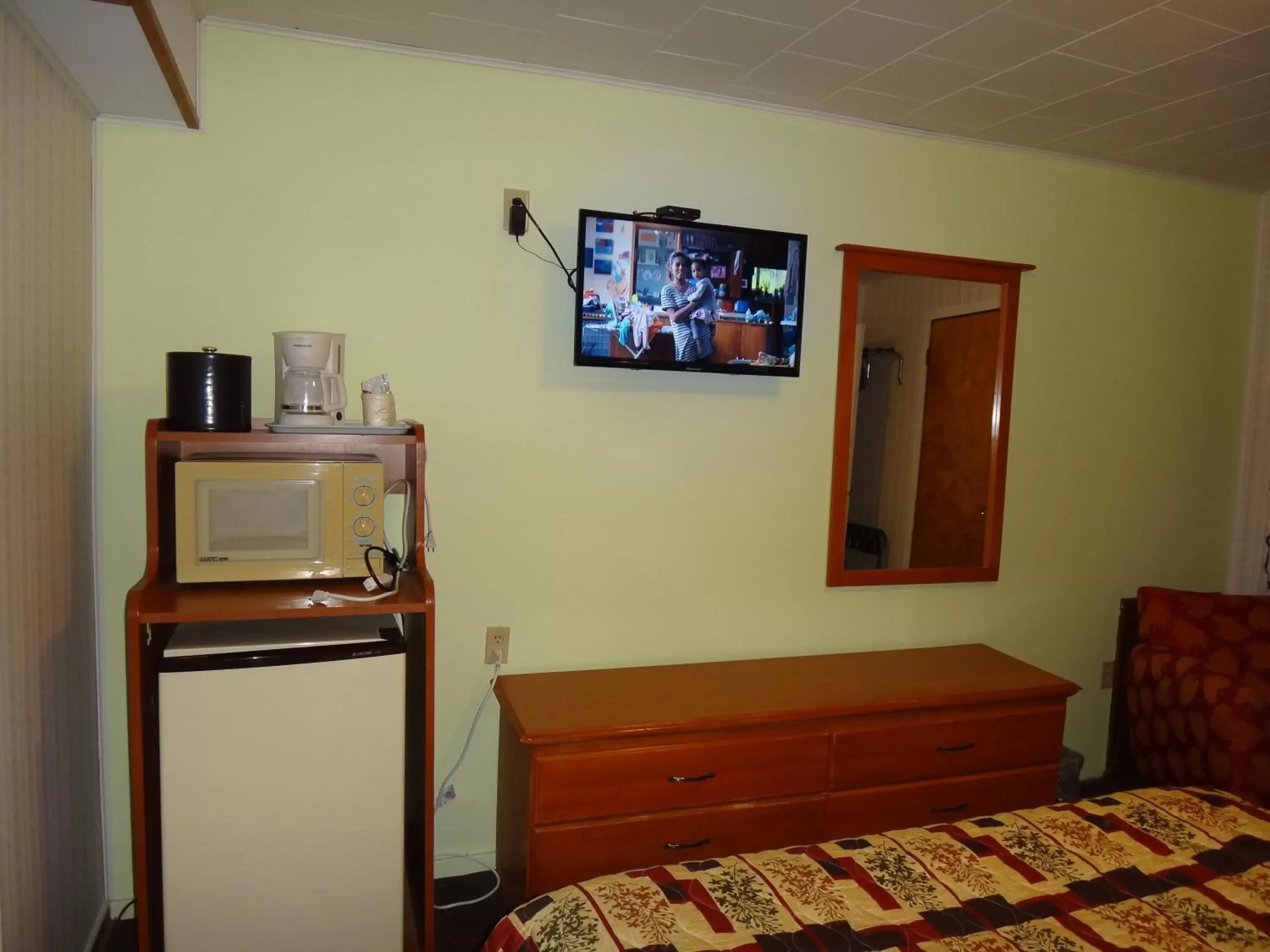 TV/Entertainment Center in Pine Ridge Motel