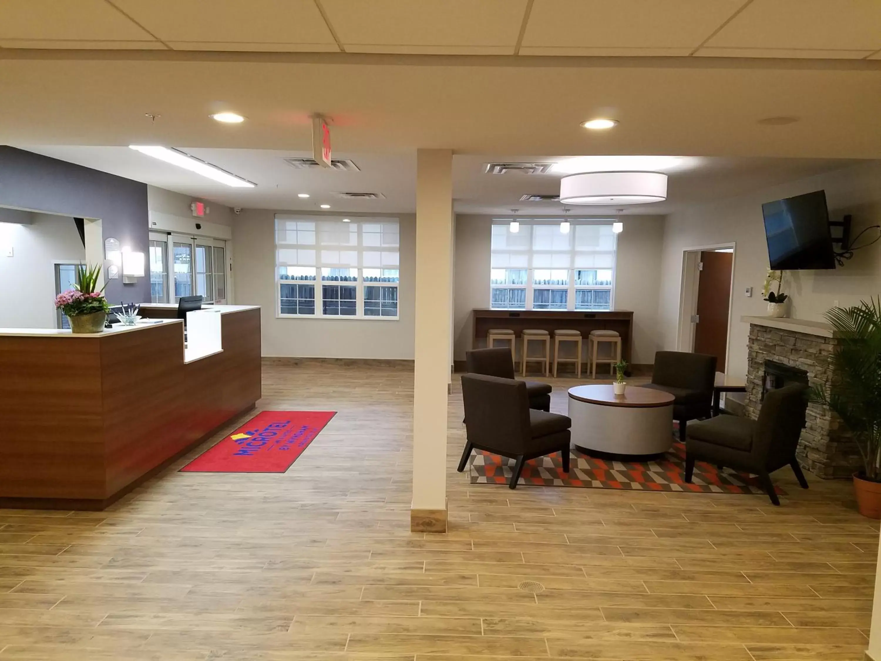 Lobby or reception, Lobby/Reception in Microtel Inn & Suites by Wyndham Niagara Falls