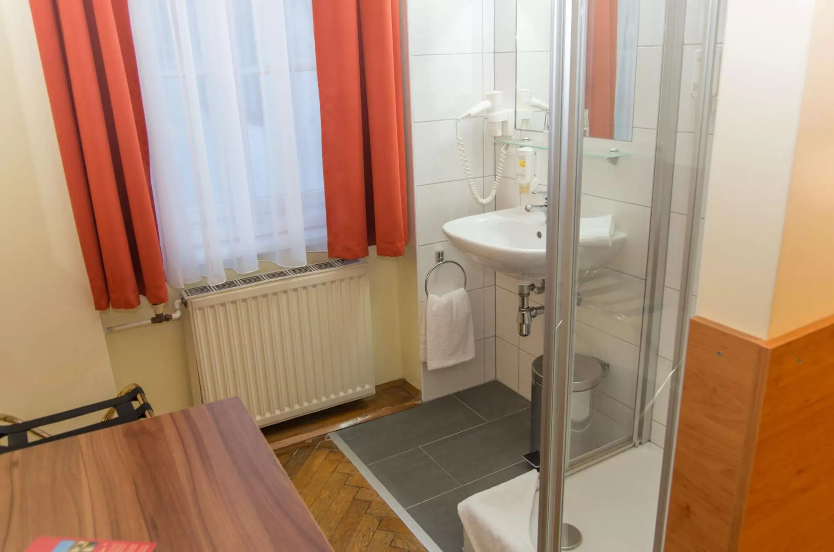 Shower, Bathroom in Pension Lehrerhaus