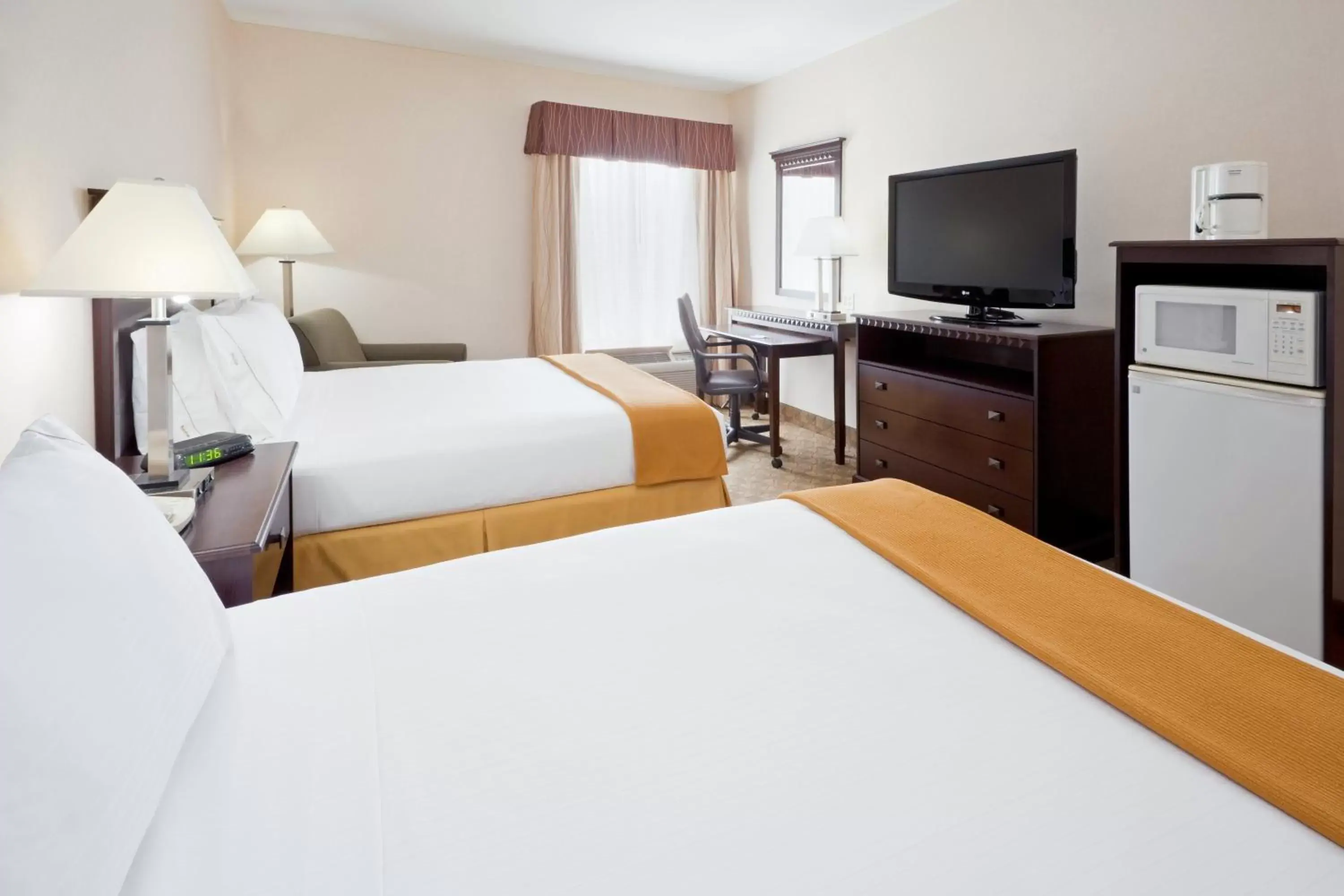 Photo of the whole room, Bed in Holiday Inn Express Carneys Point New Jersey Turnpike Exit 1, an IHG Hotel