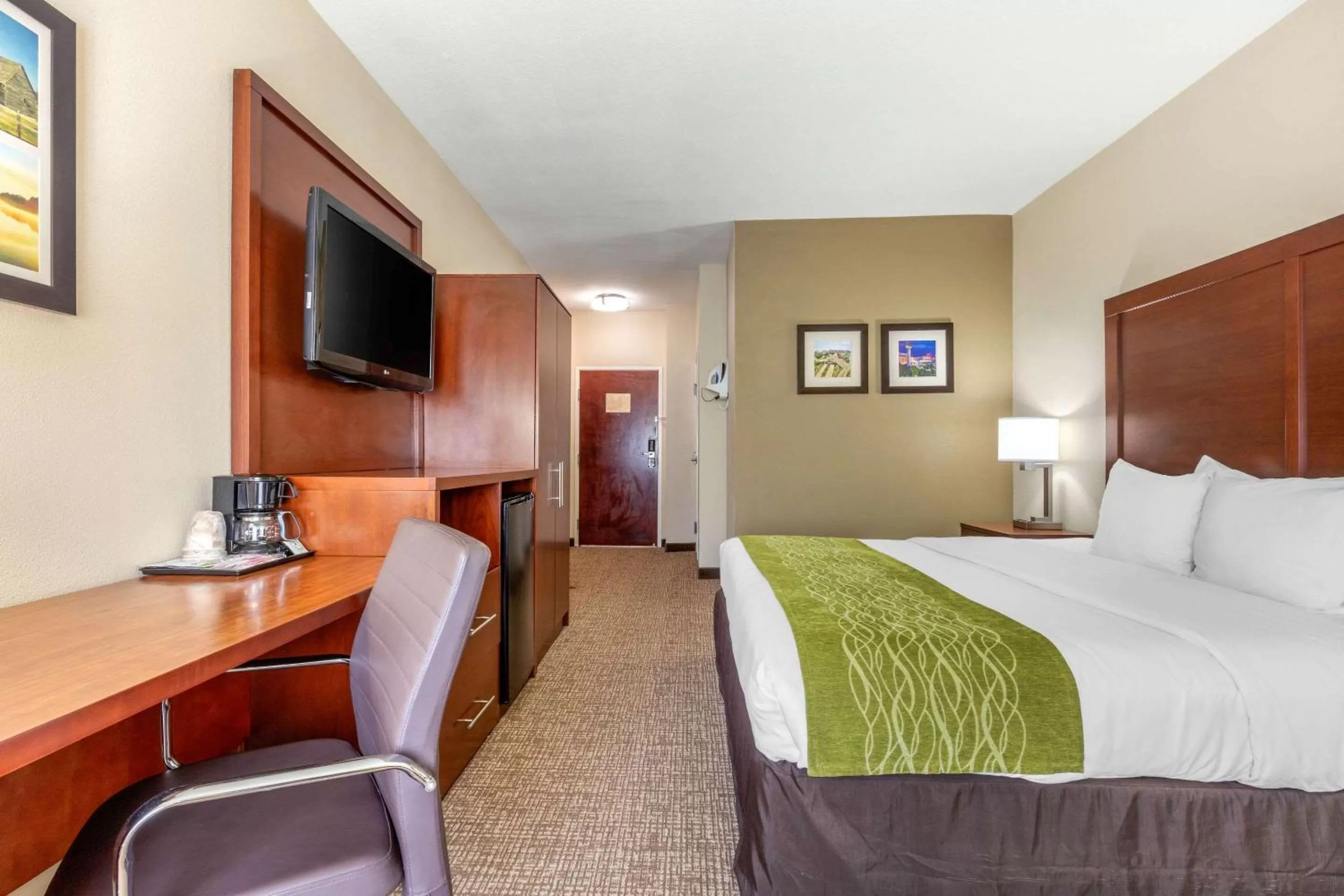 Photo of the whole room, Bed in Comfort Inn Lenoir City-Knoxville