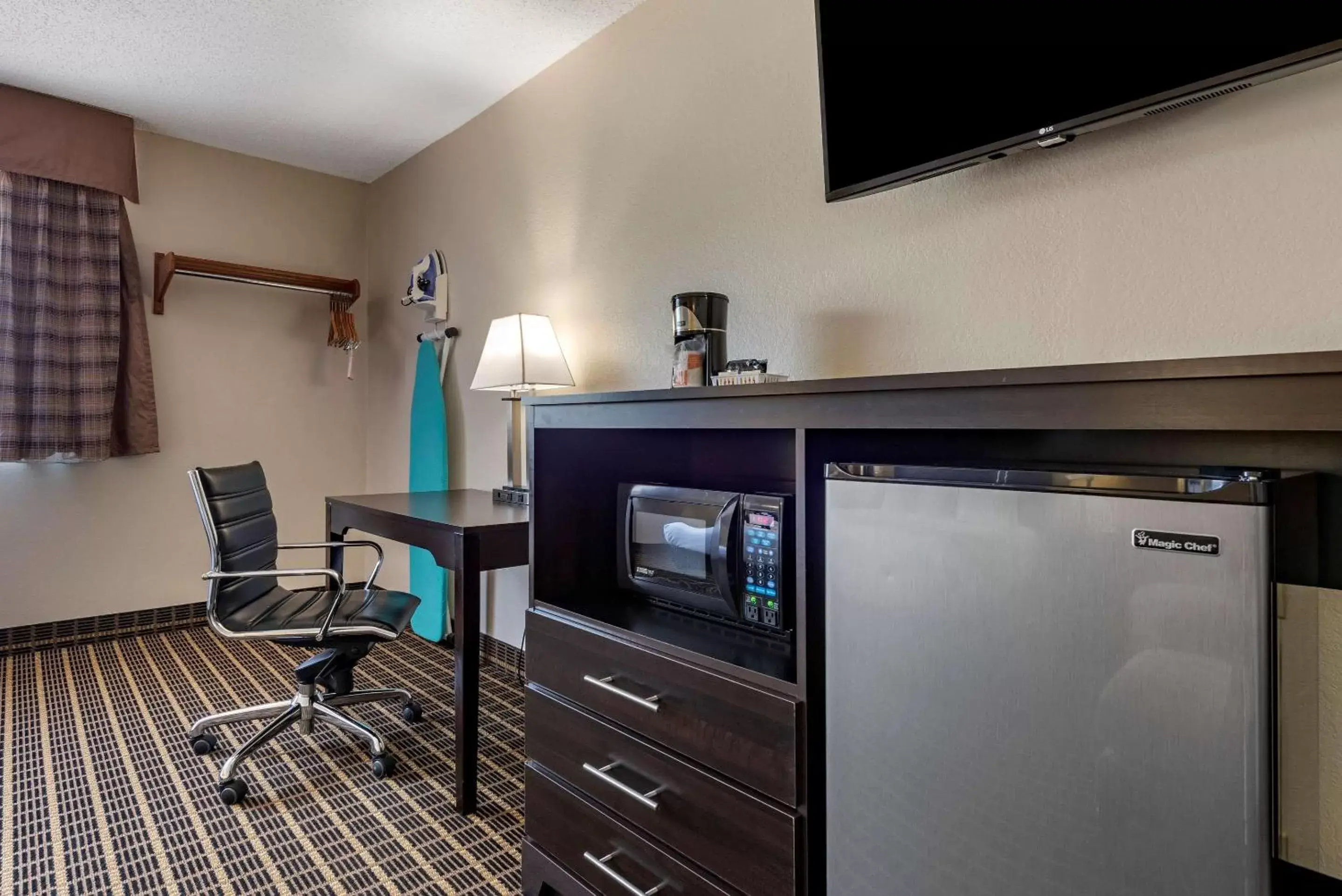 Bedroom, TV/Entertainment Center in Quality Inn & Suites Warren