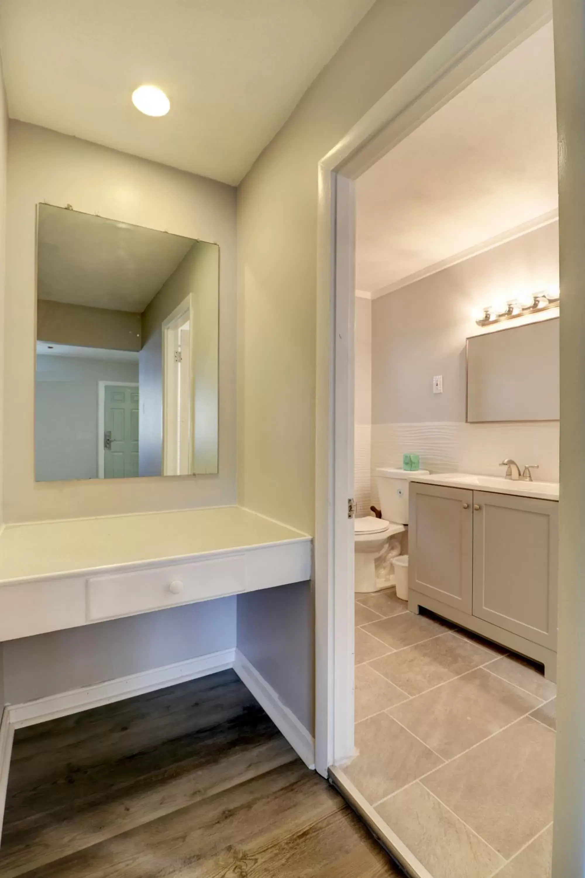 Kitchen or kitchenette, Bathroom in Hamilton Village Inn