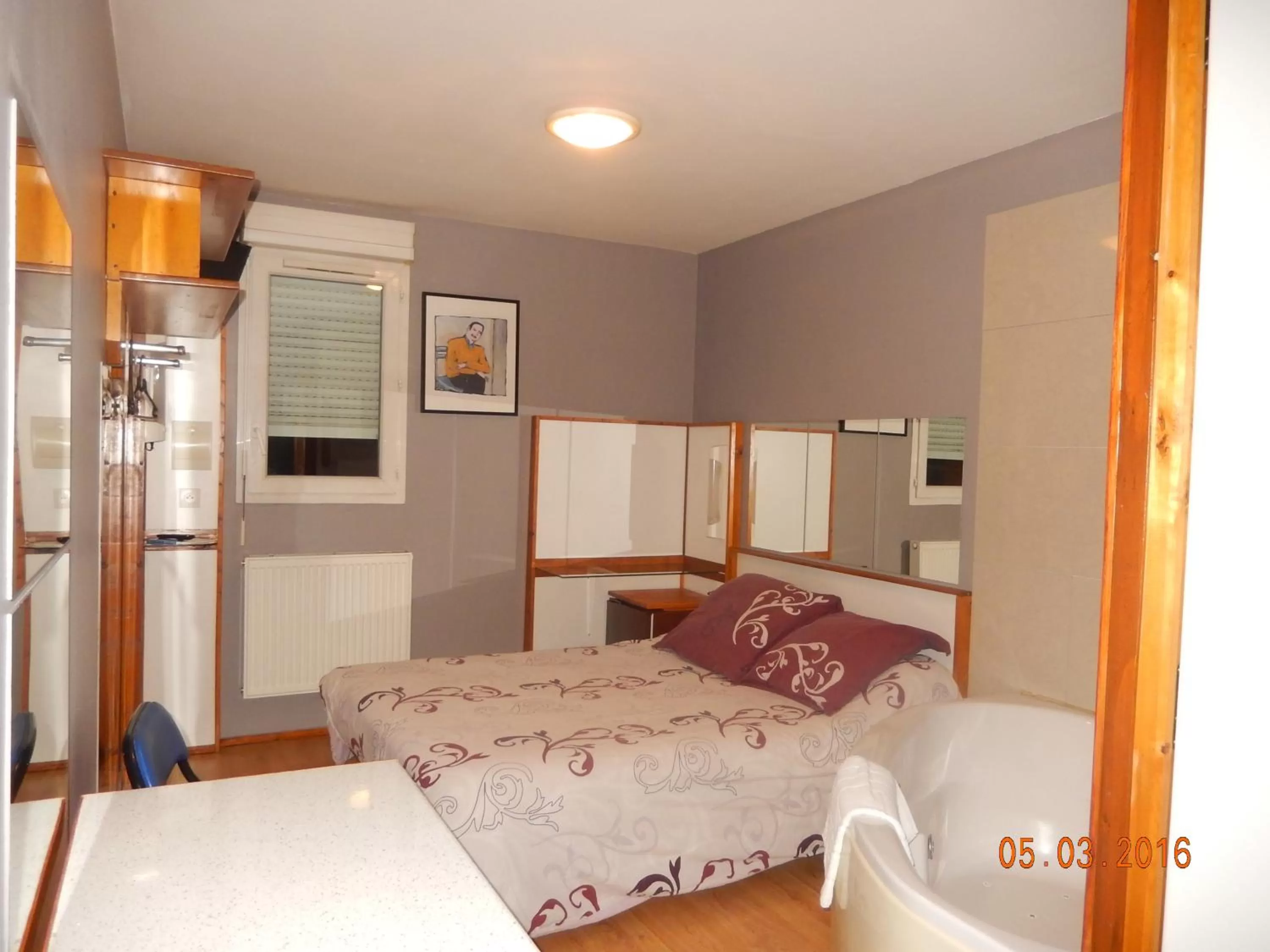 Hot Tub, Bed in Hôtel Eco Logis Espace Bellevue