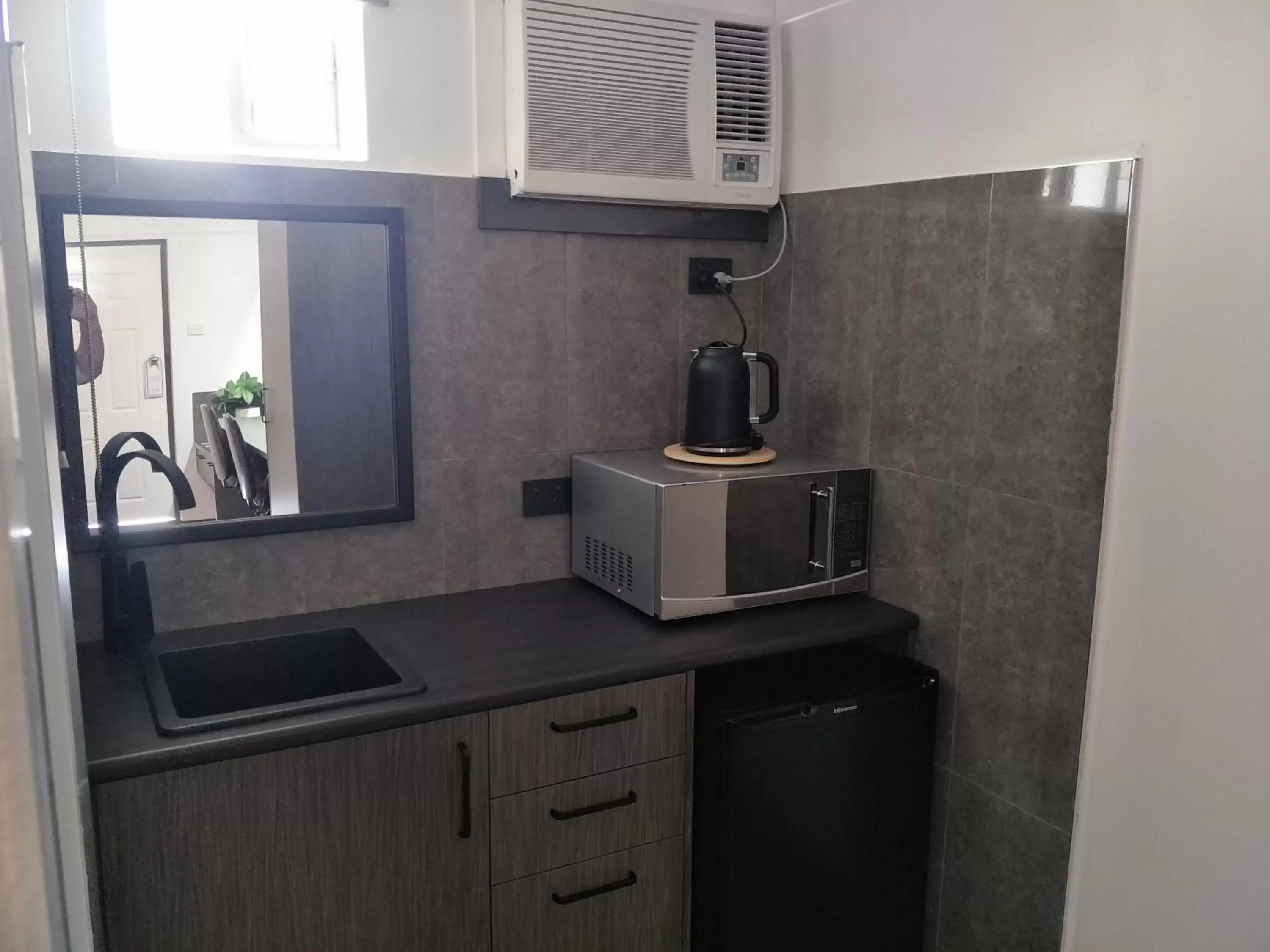 Coffee/tea facilities, Kitchen/Kitchenette in Alabaster Motor Inn