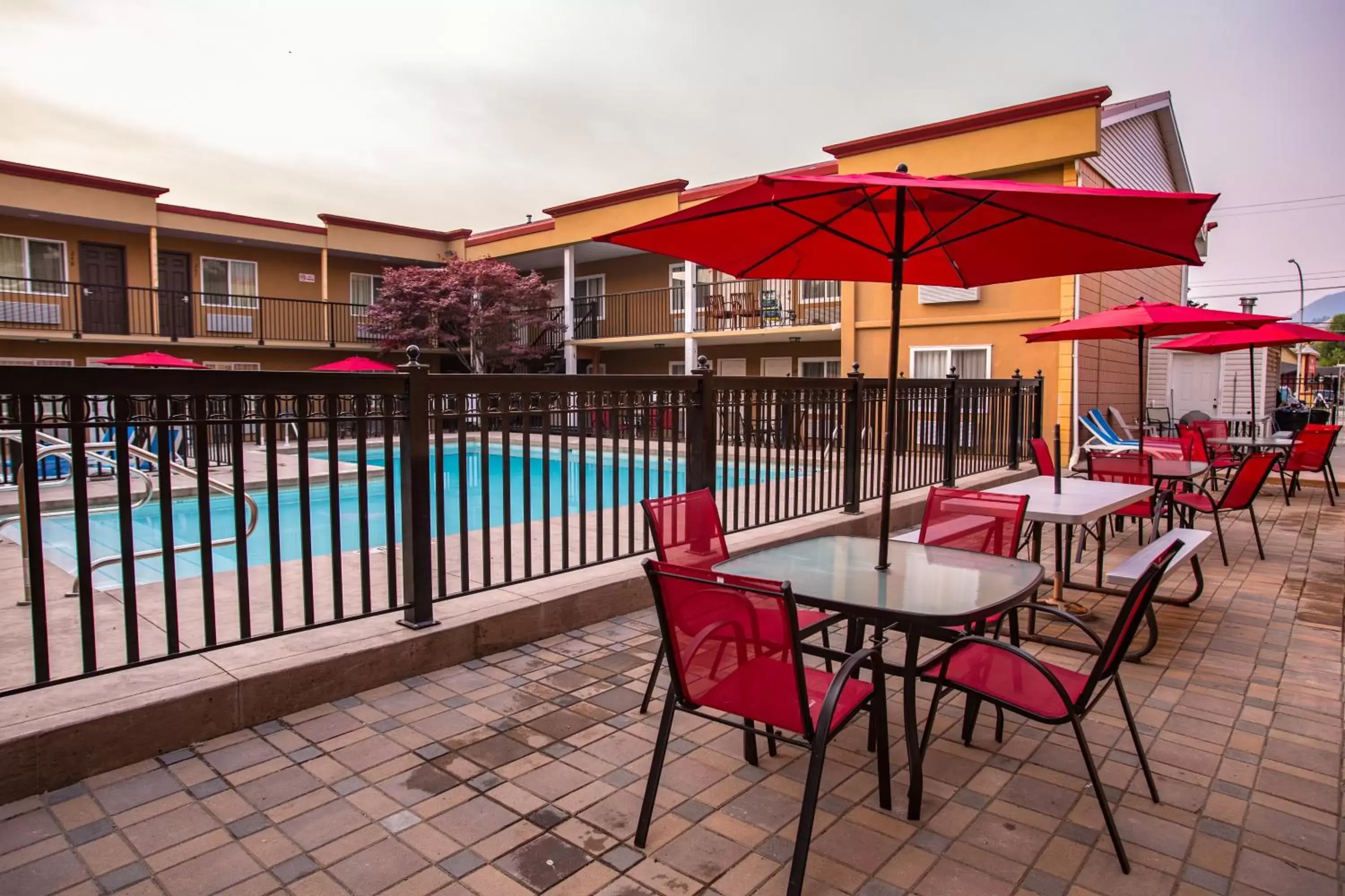 Patio, Swimming Pool in Sahara Courtyard Inn Penticton