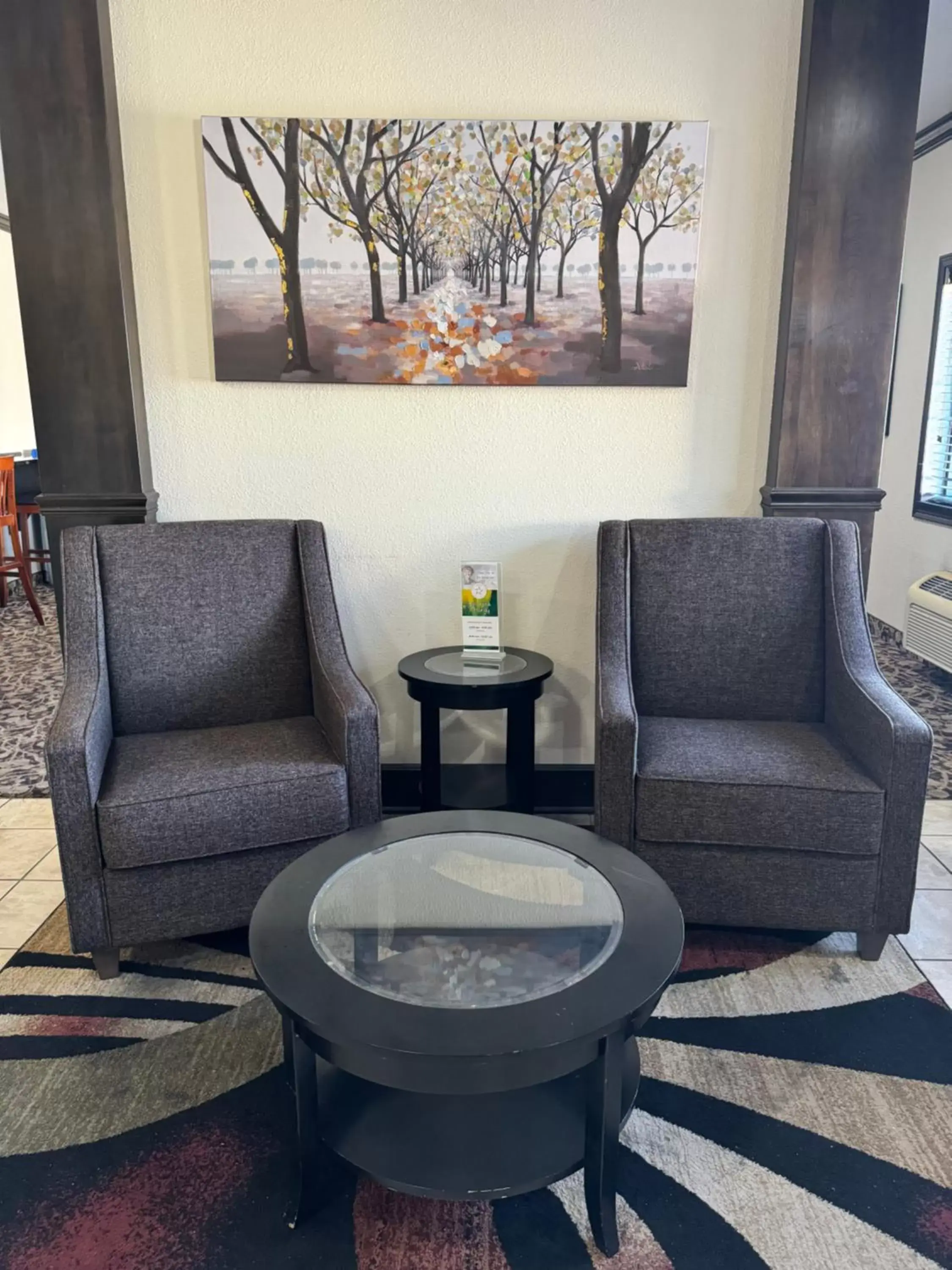 Seating Area in Quality Inn near I-72 and Hwy 51