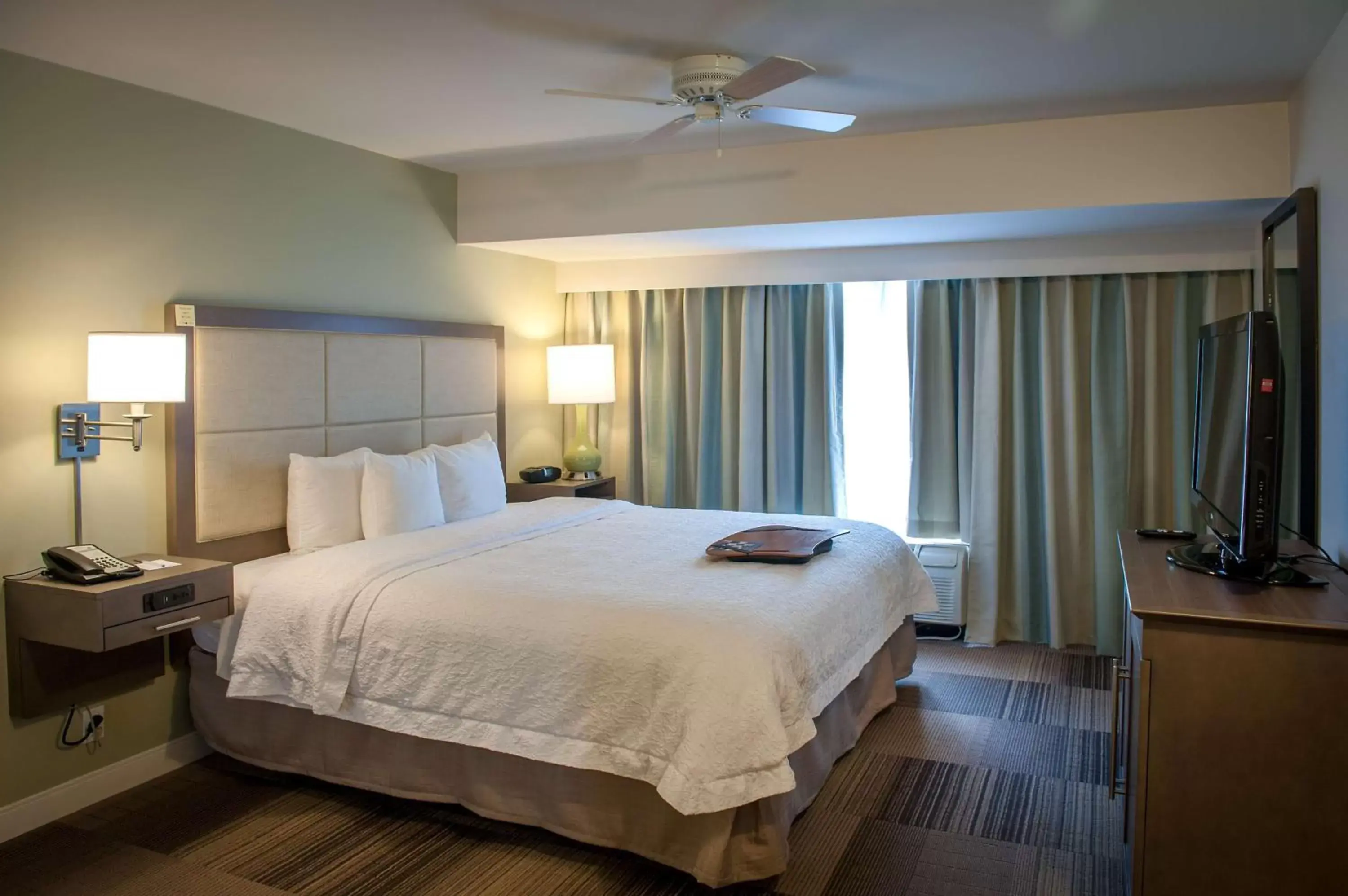 Bed in Hampton Inn & Suites New Orleans/Elmwood