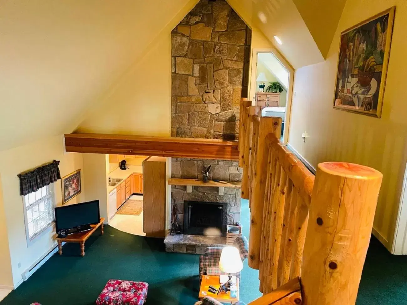 Living room, Kitchen/Kitchenette in Drummond Island Resort & Conference Center