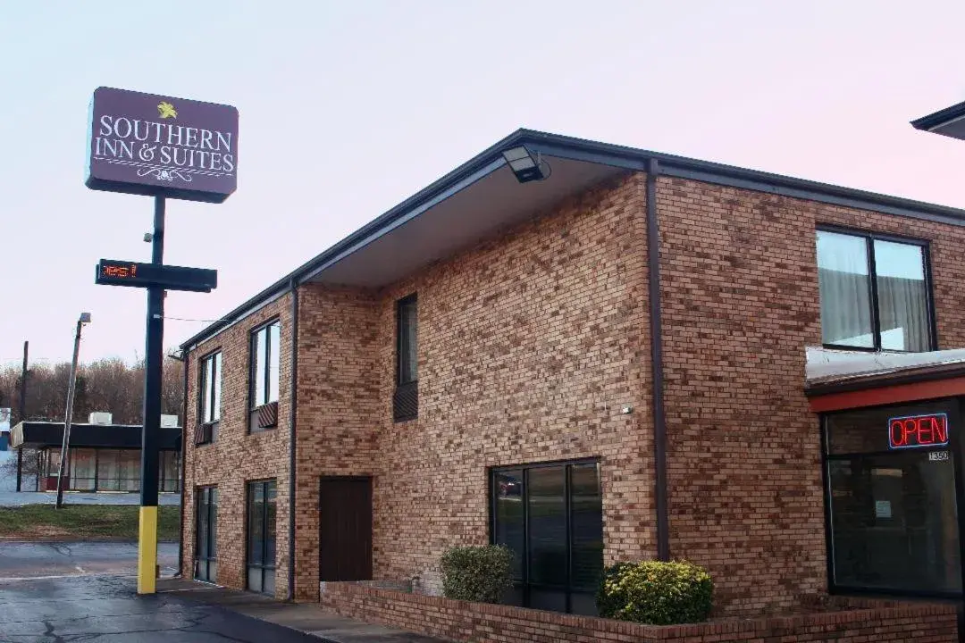 Property Building in Econo Lodge Inn Suites