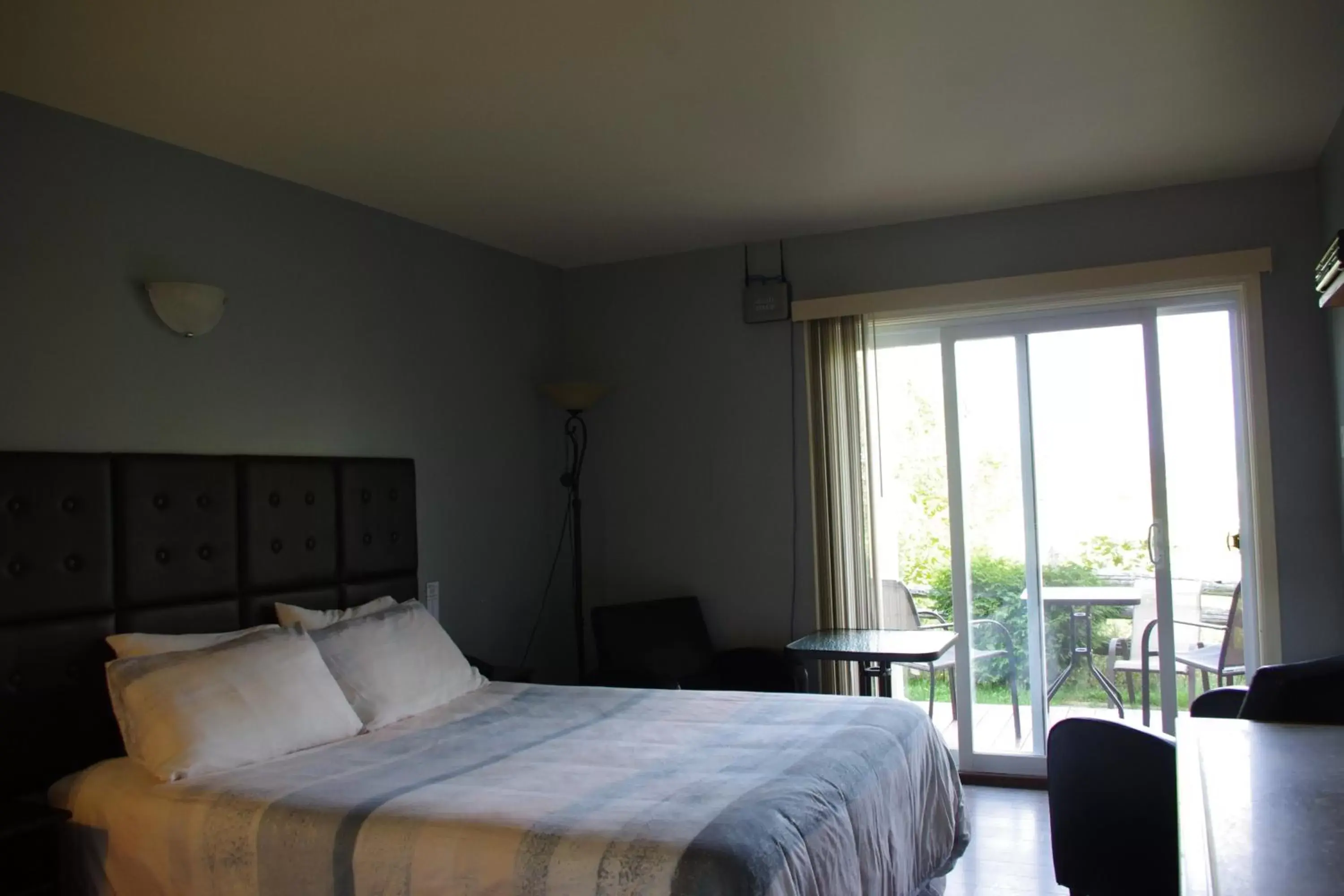 Photo of the whole room, Bed in Motel des Mariniers