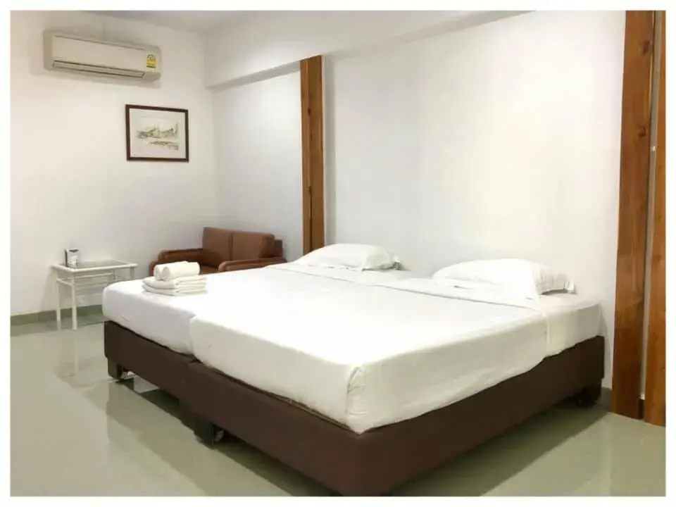 Bed in Lopburi Inn Resort