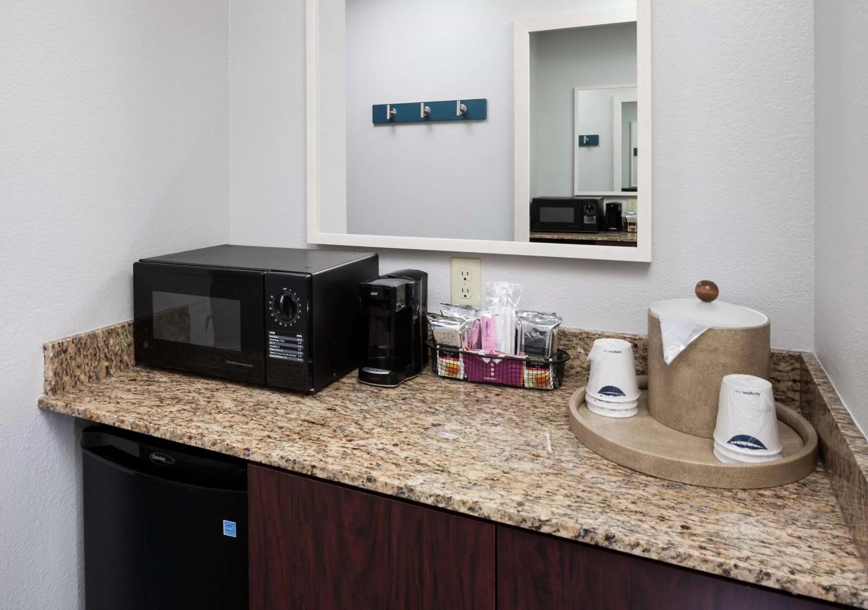 Photo of the whole room in Hampton Inn Austin Round Rock