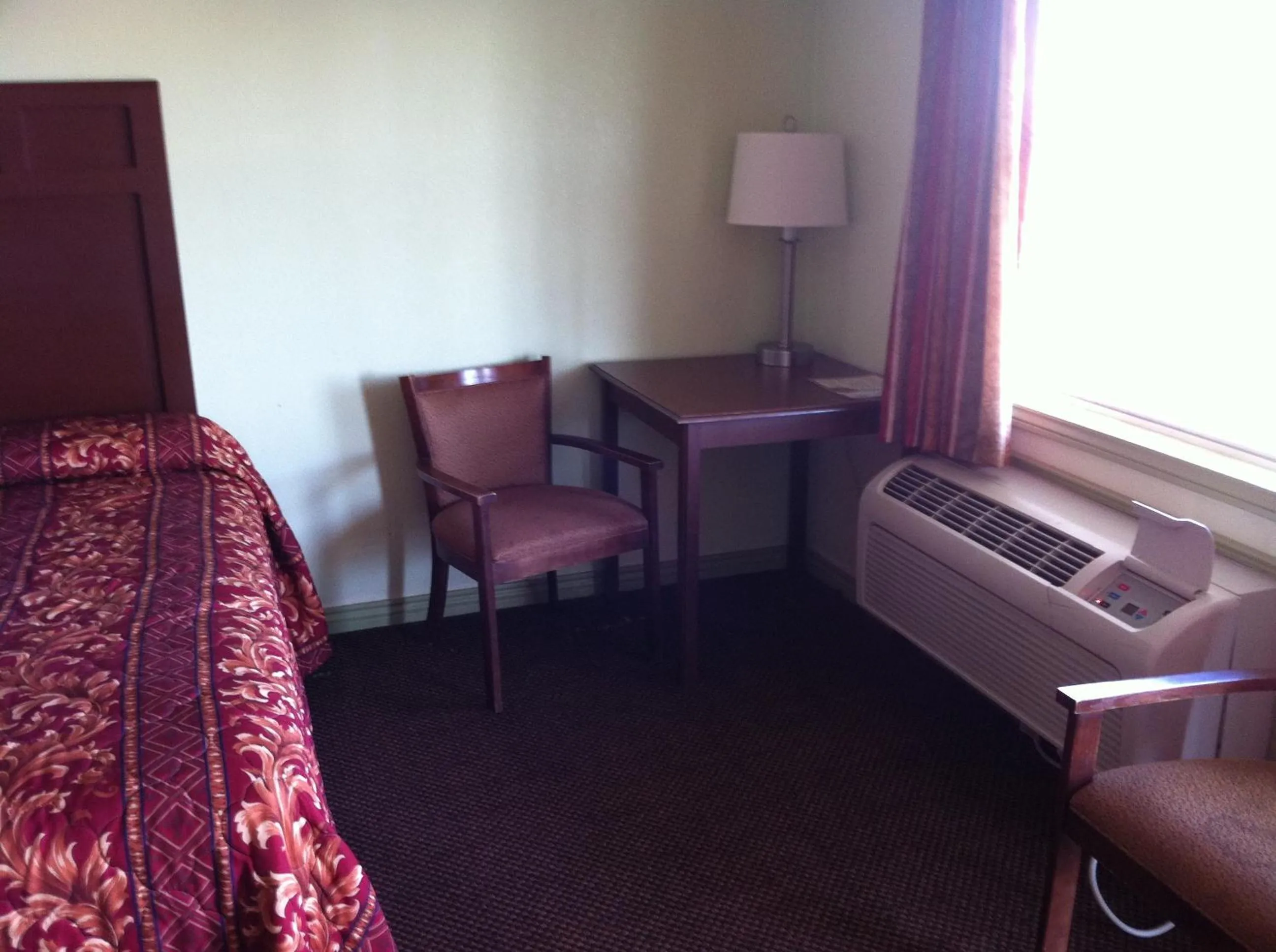 Seating area, Bed in Victorian Inn Midland