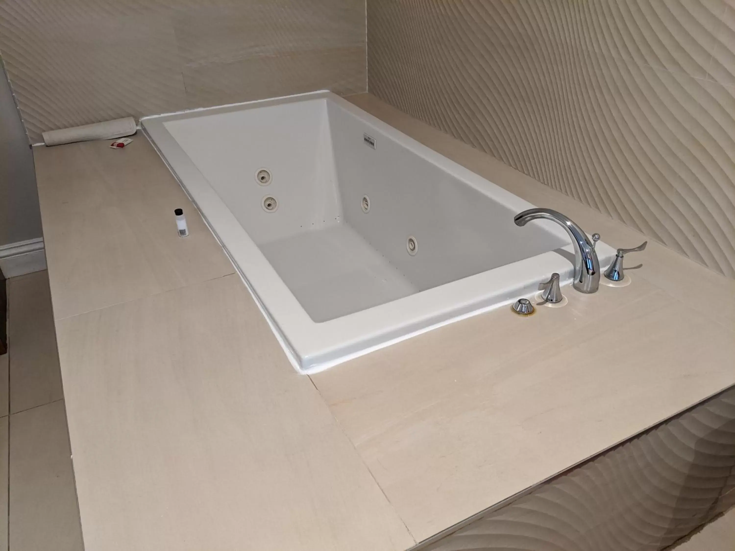Hot Tub, Bathroom in Ramada Limited Redondo Beach