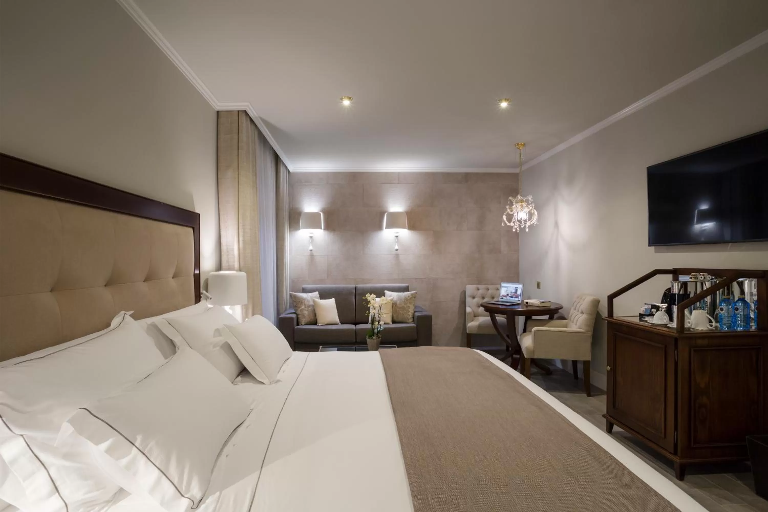 Photo of the whole room, Bed in Hotel Casa Vilella 4* Sup