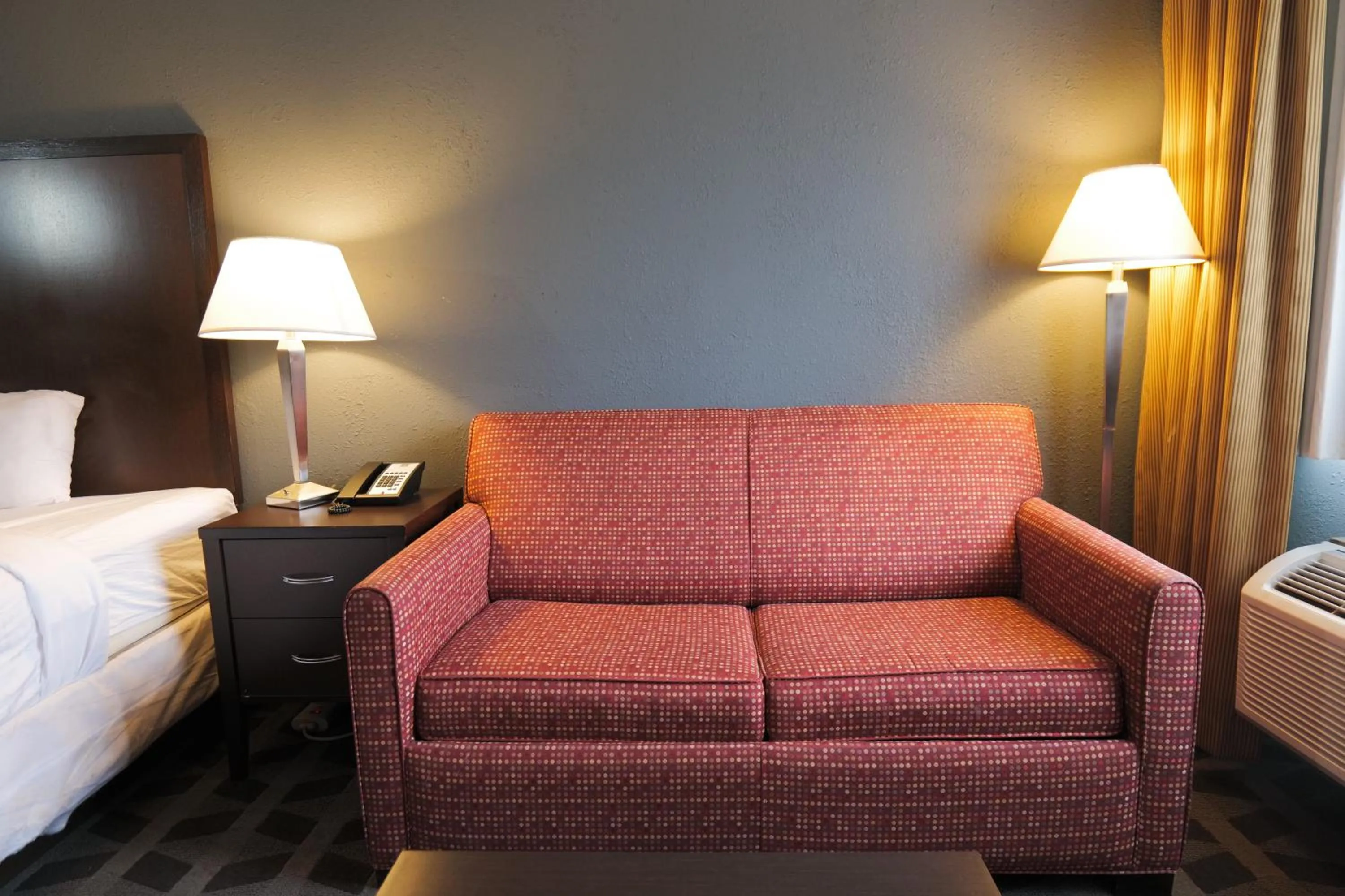Seating area, Bed in Baymont by Wyndham Flint Airport North