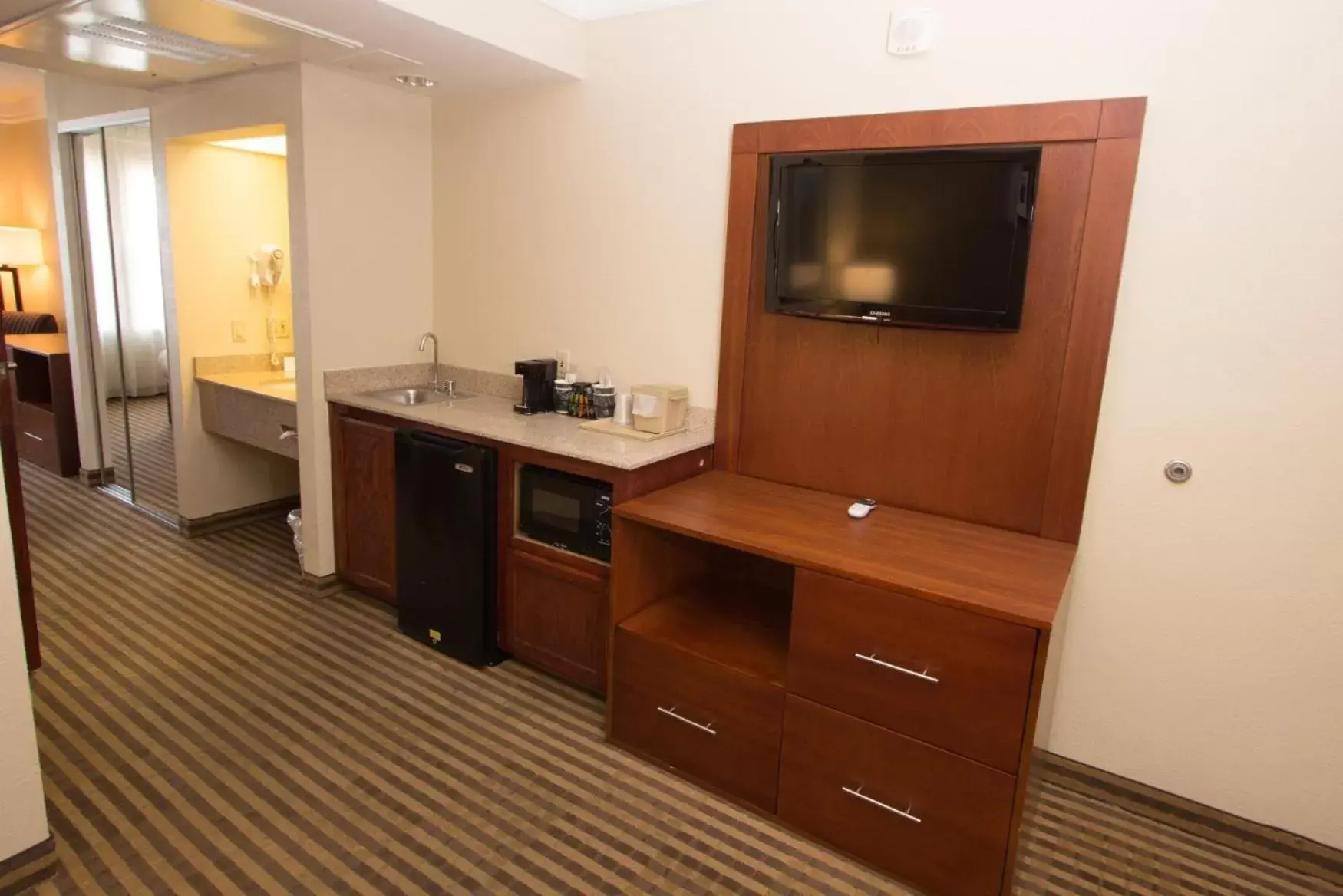 Queen Suite with Two Queen Beds - Accessible/Non-Smoking in Comfort Suites Visalia Convention Center