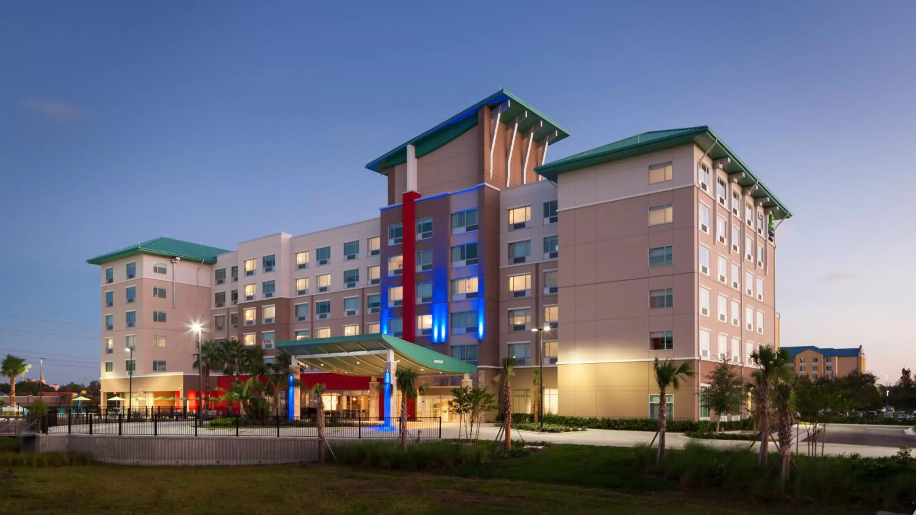 Property Building in Holiday Inn Express & Suites - Orlando At Seaworld, an IHG Hotel