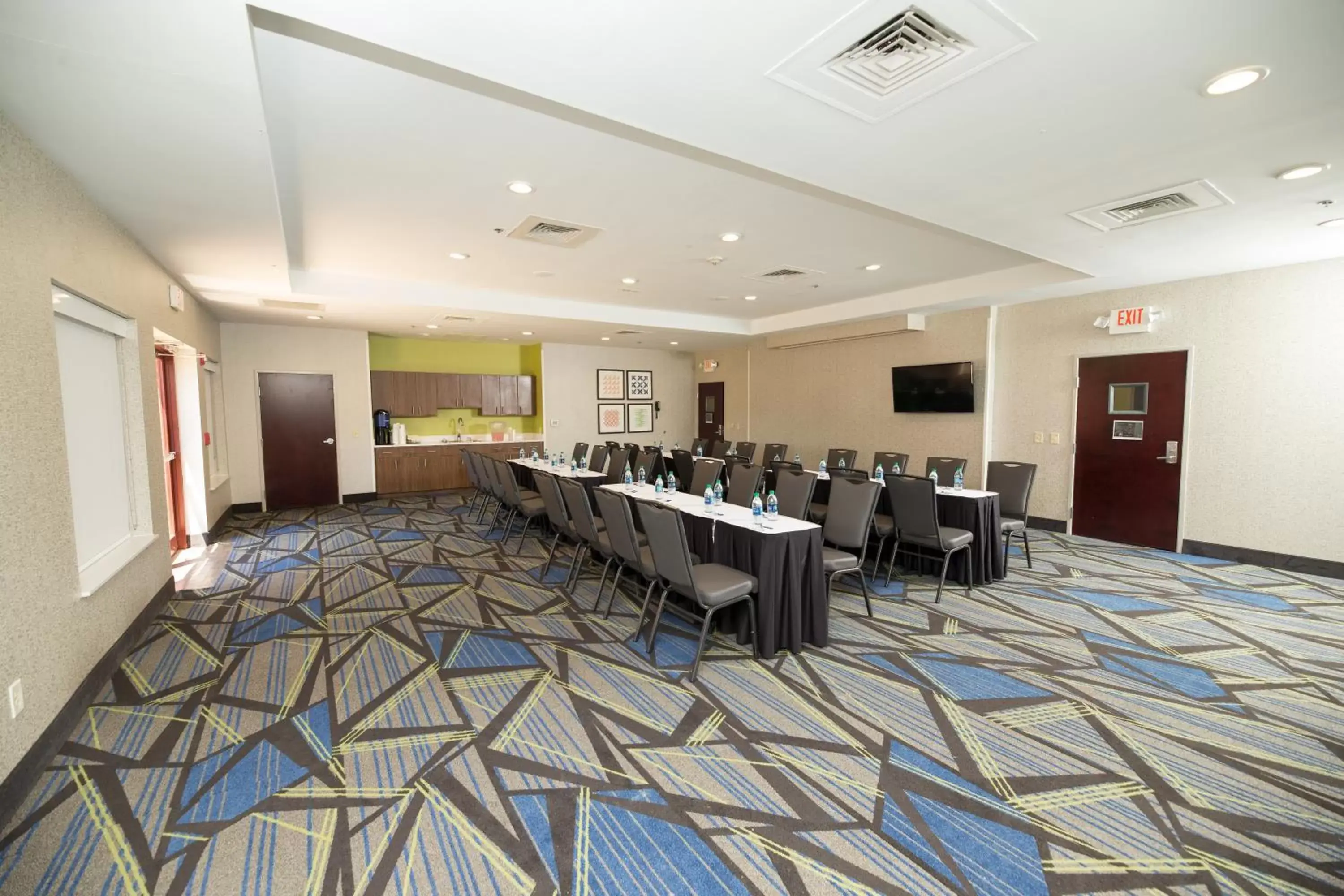 Meeting/conference room in Holiday Inn Express Hotel & Suites Clinton, an IHG Hotel