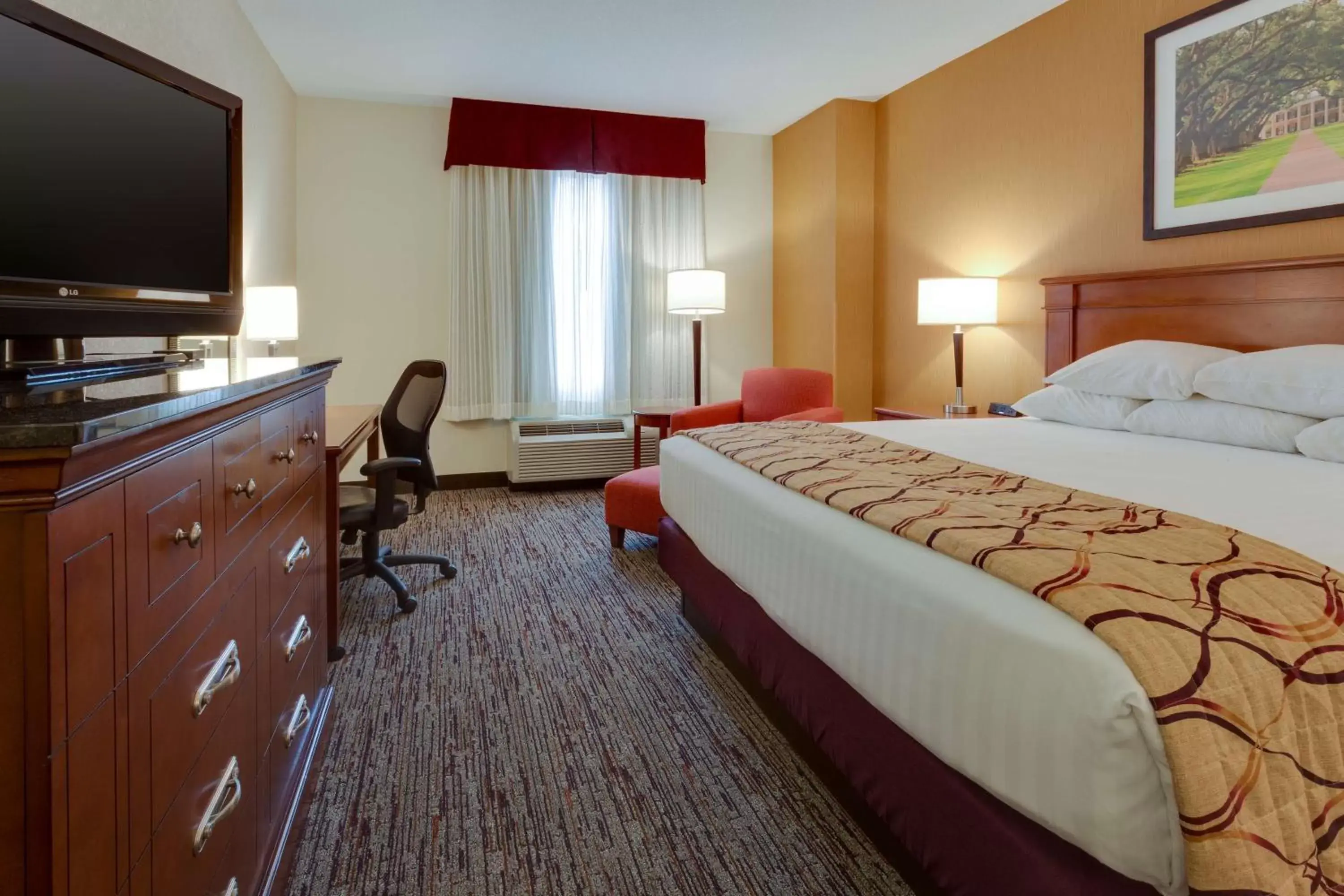 Photo of the whole room, Bed in Drury Inn & Suites Baton Rouge