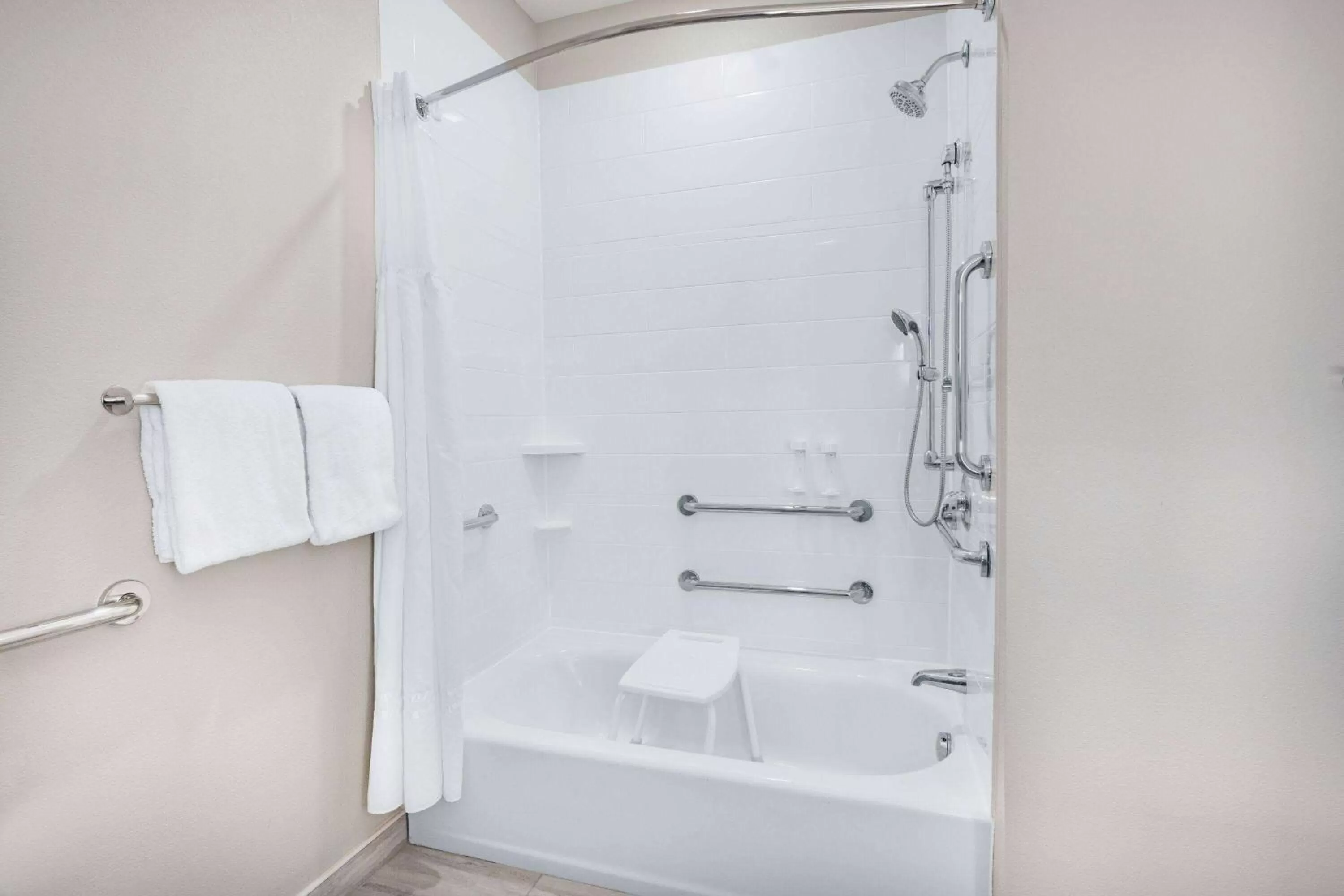 Bathroom in La Quinta Inn & Suites by Wyndham Jackson-Cape Girardeau