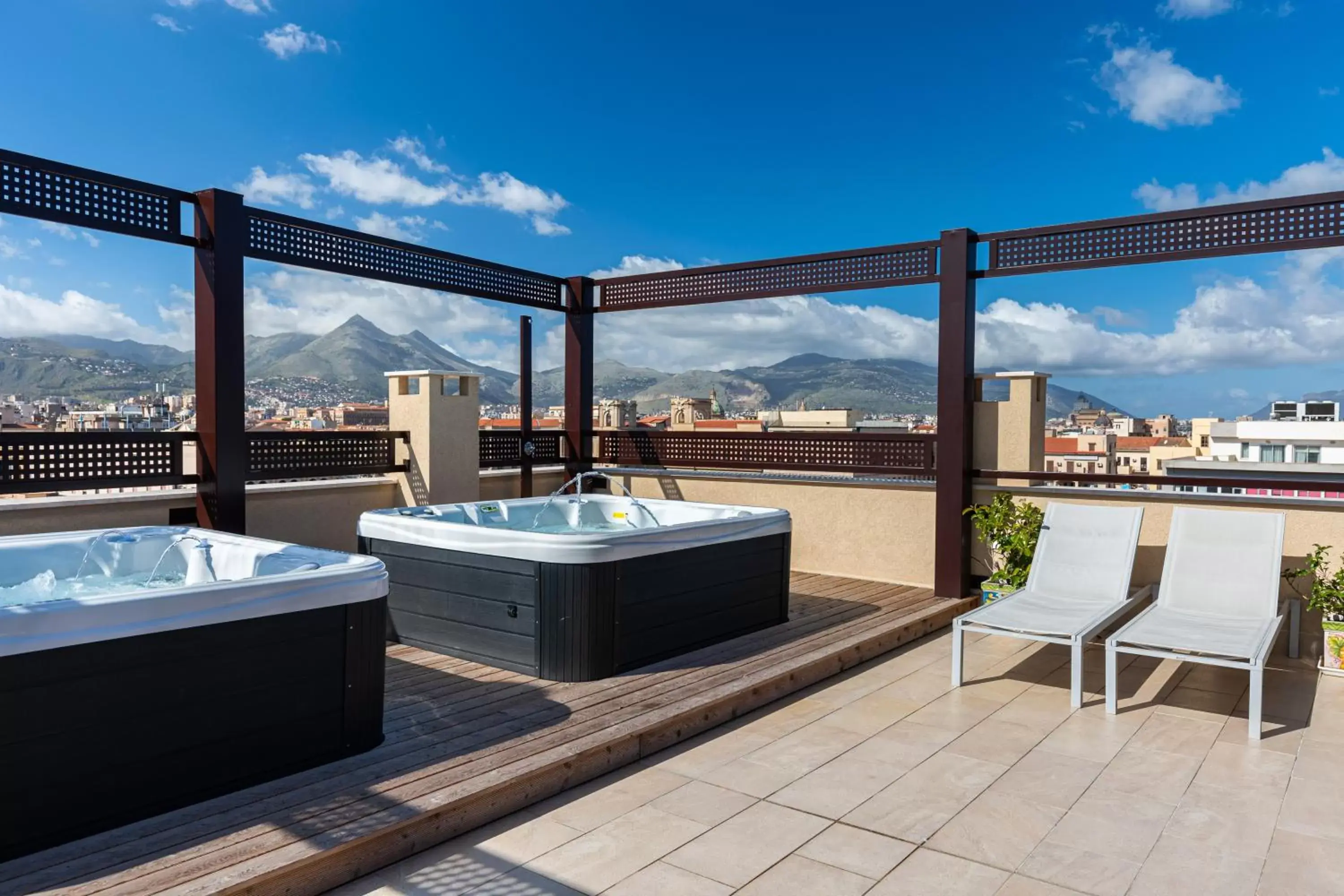 Hot Tub, Swimming Pool in Palermo Blu - Multi Suite