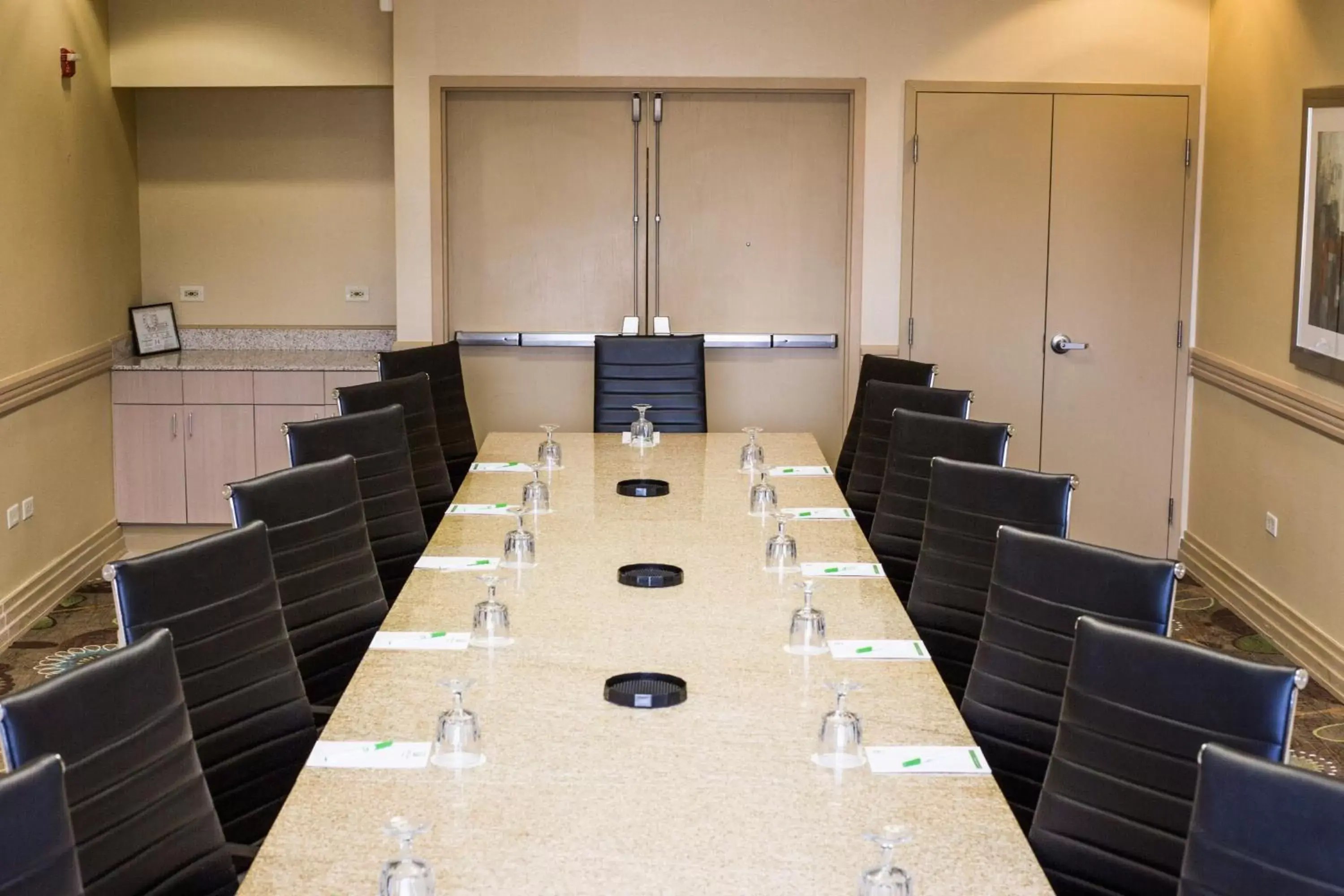 Meeting/conference room in Holiday Inn Hotel & Suites Bolingbrook, an IHG Hotel