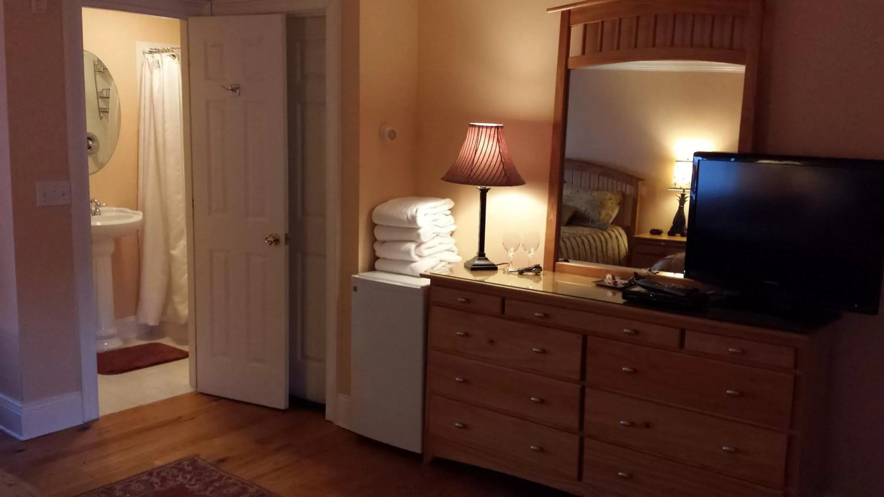 Bathroom, TV/Entertainment Center in Compass Rose Inn