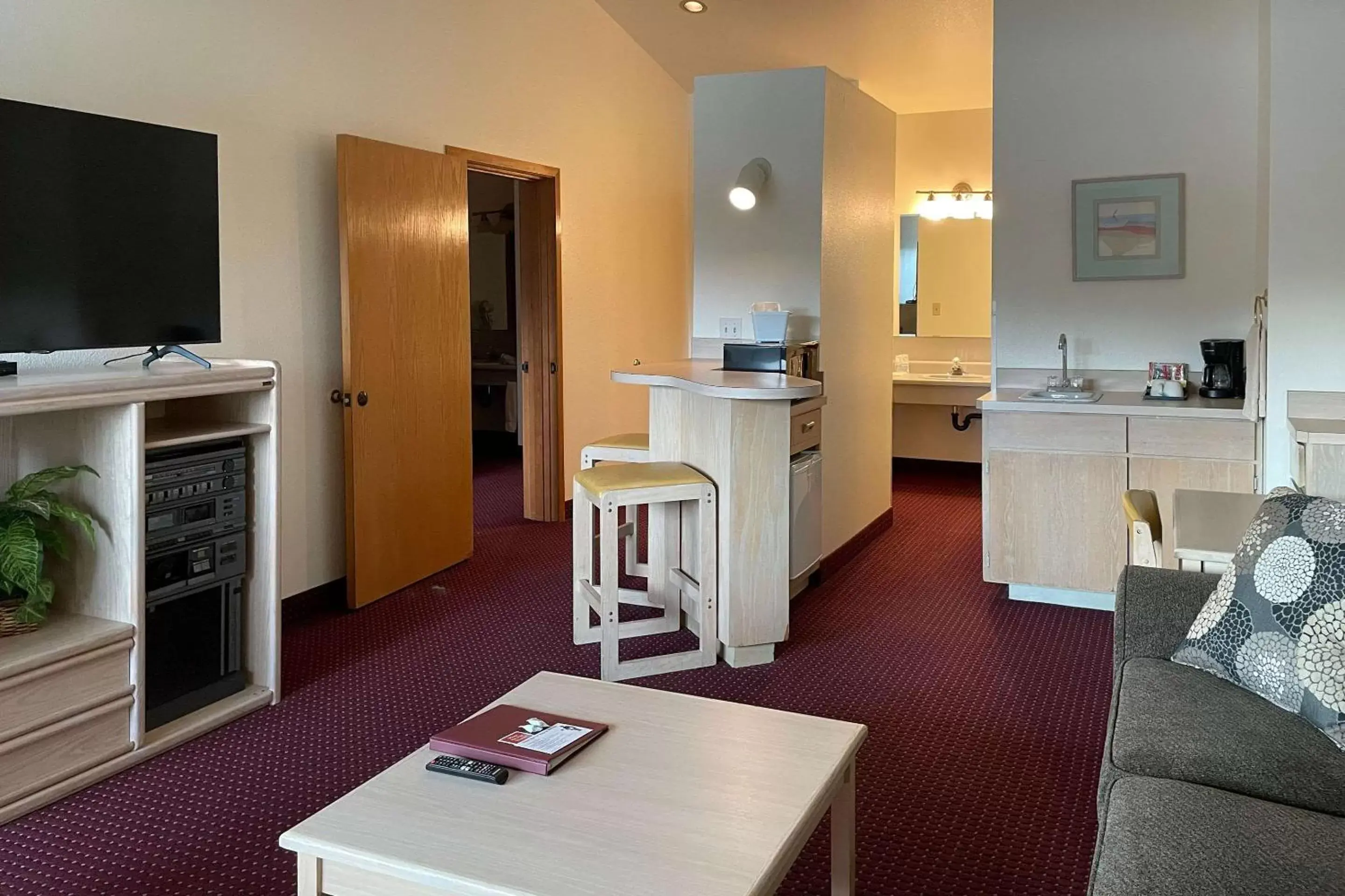 Bedroom, TV/Entertainment Center in Edgewater Inn and Suites