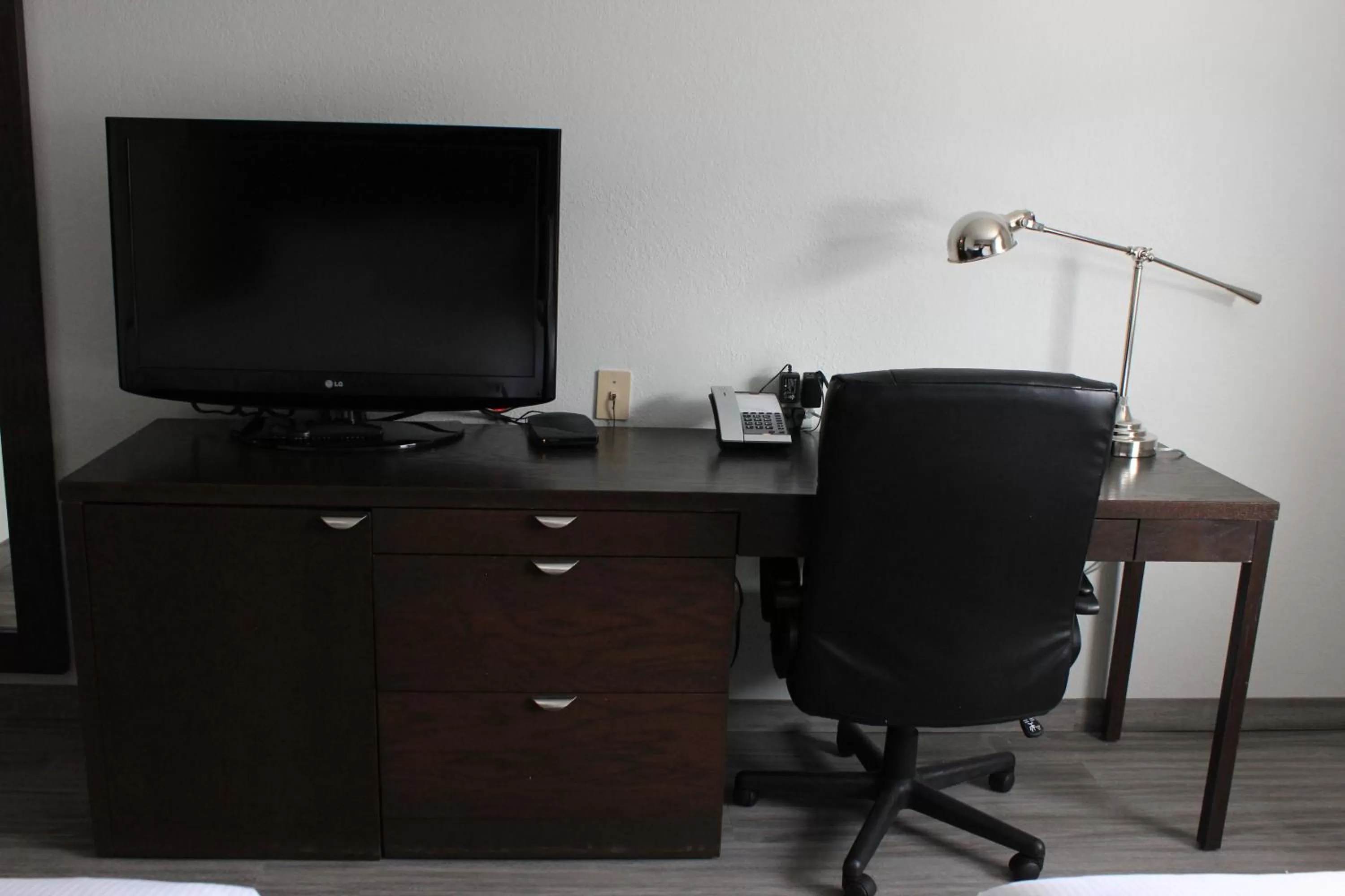 TV and multimedia in Travelodge by Wyndham Blairmore