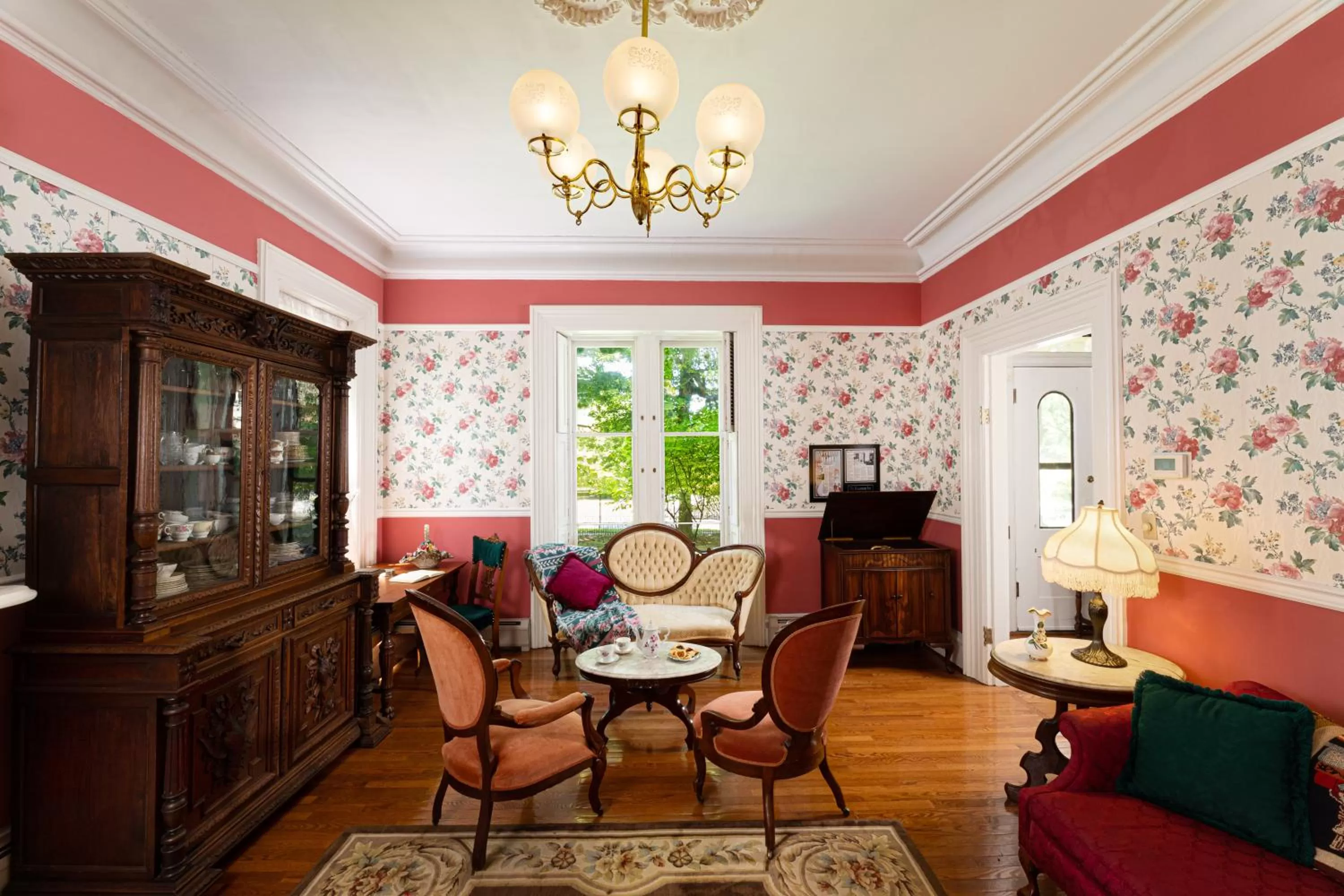 Living room, Seating Area in Rosemont Inn