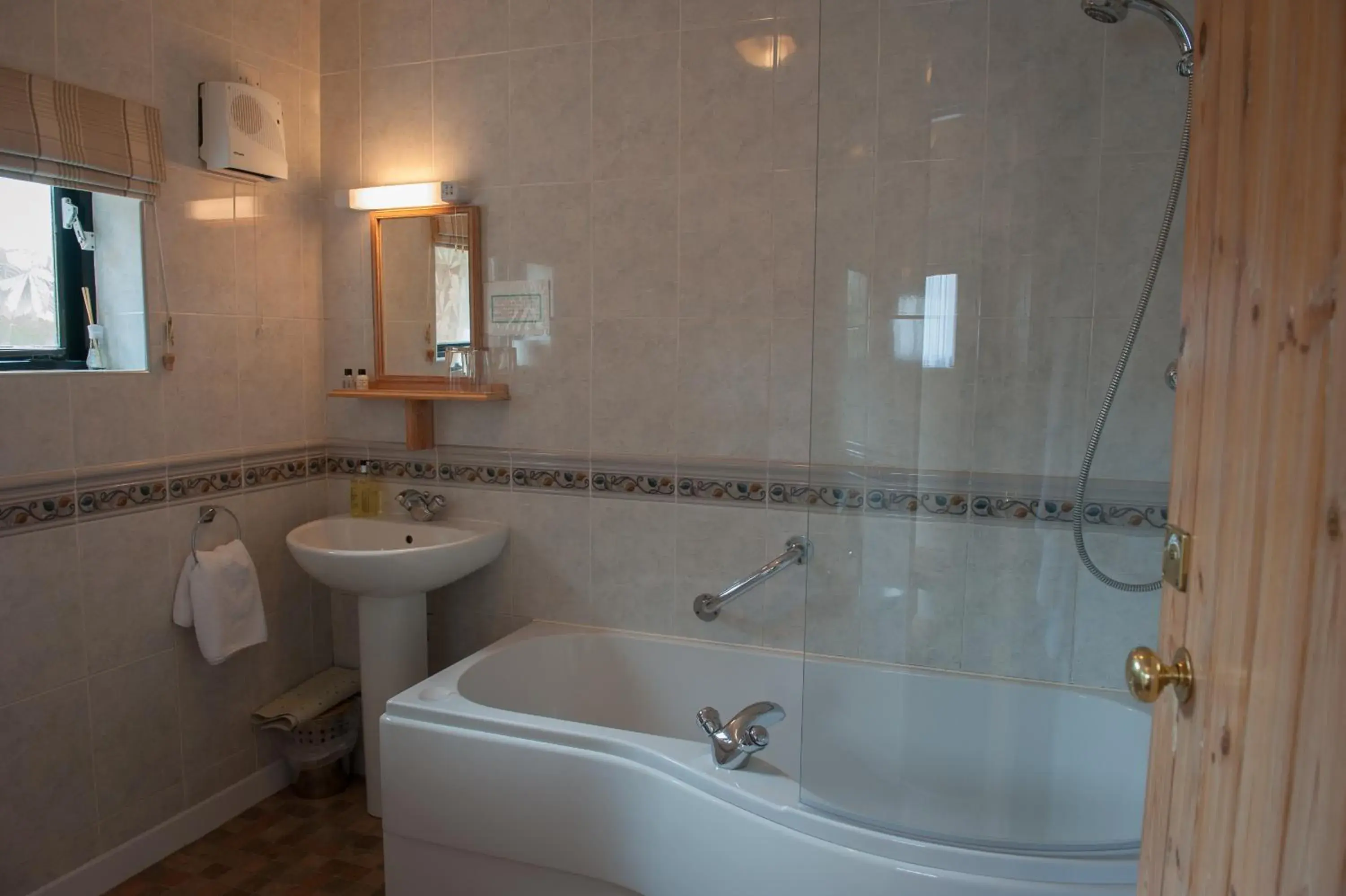 Shower, Bathroom in The Langton Arms