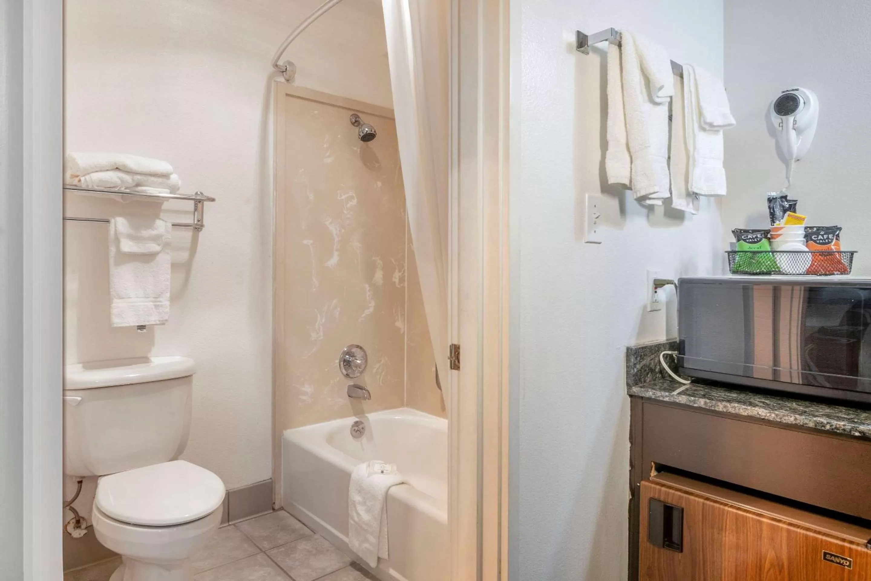 Bathroom in Quality Inn Central Roseburg